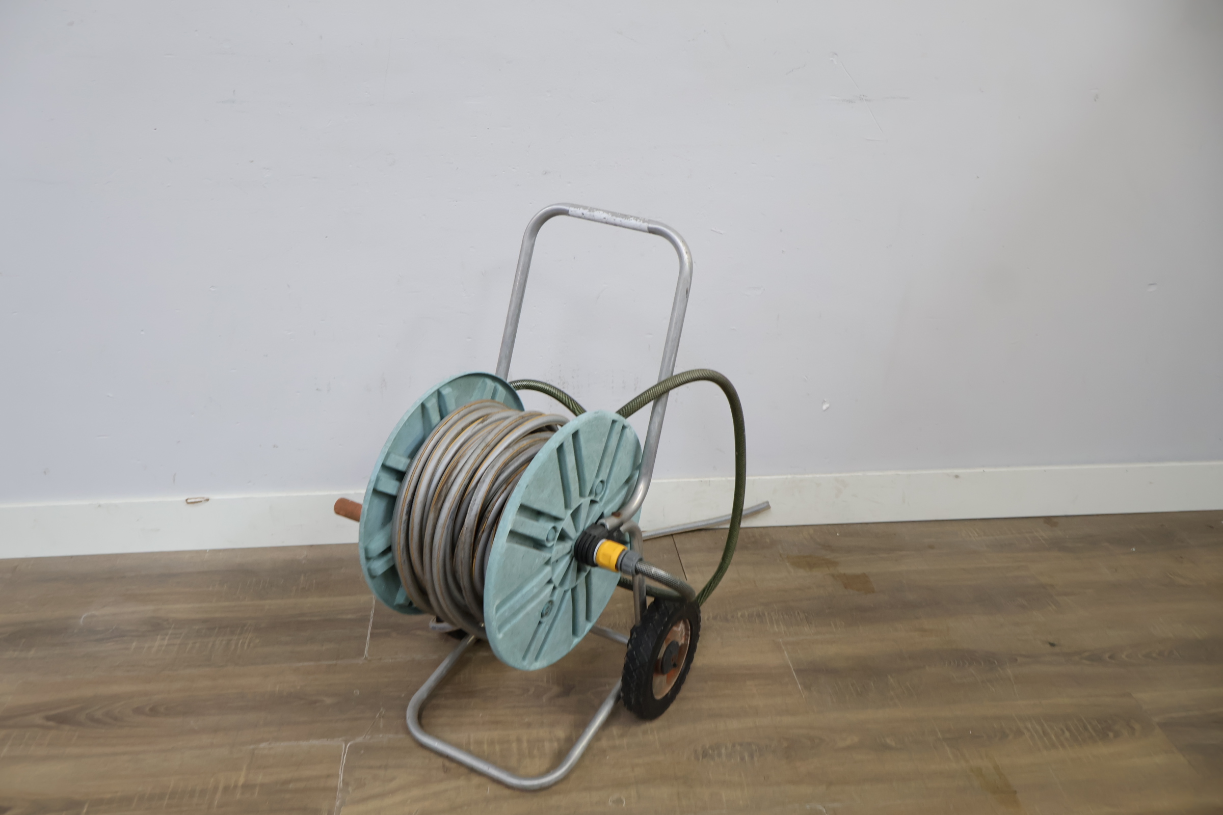 Tuinslang met haspel en metalen frame – foto 9 – kavel bij GSD Auctions, Zoeterwoude