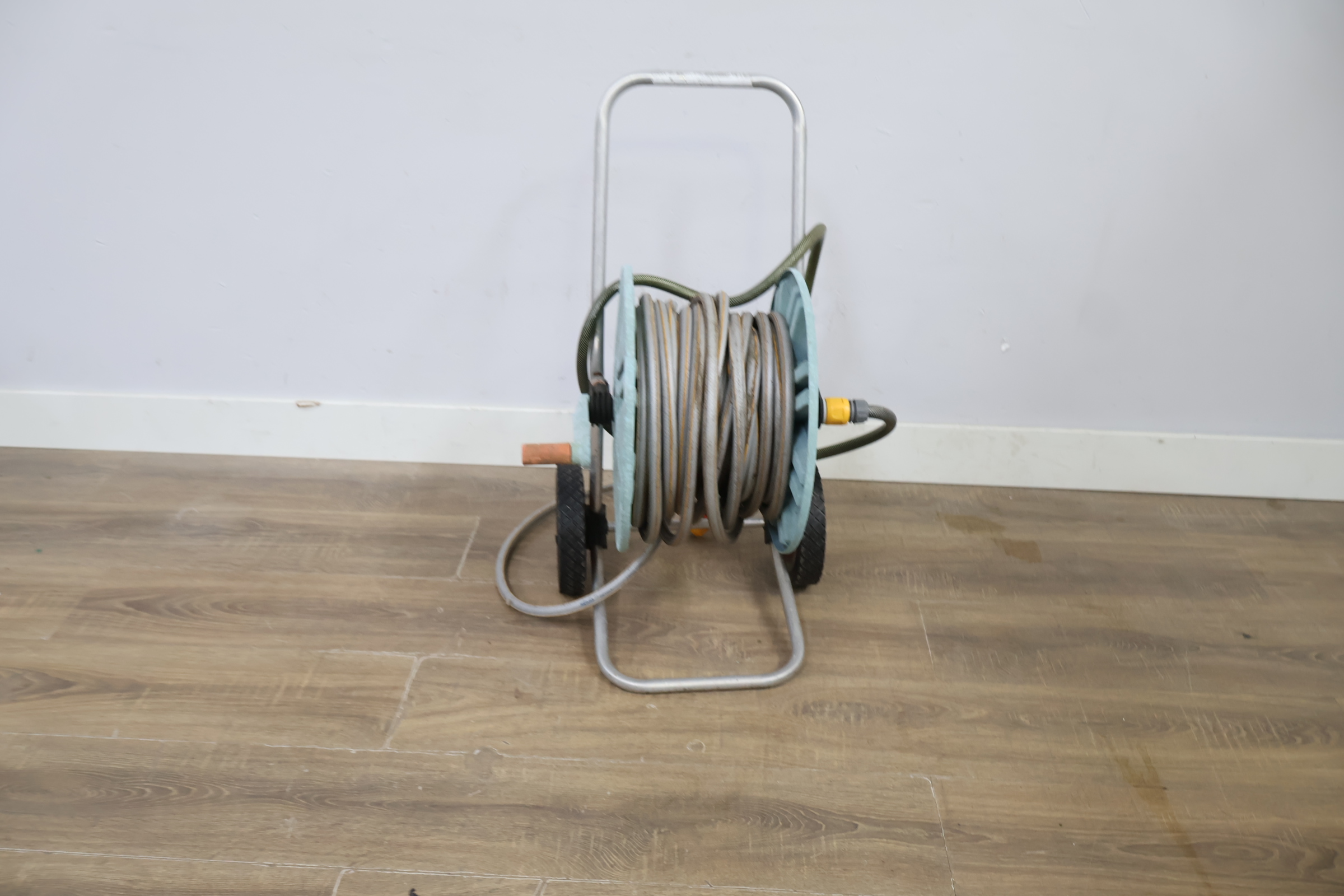Tuinslang met haspel en metalen frame – foto 10 – kavel bij GSD Auctions, Zoeterwoude