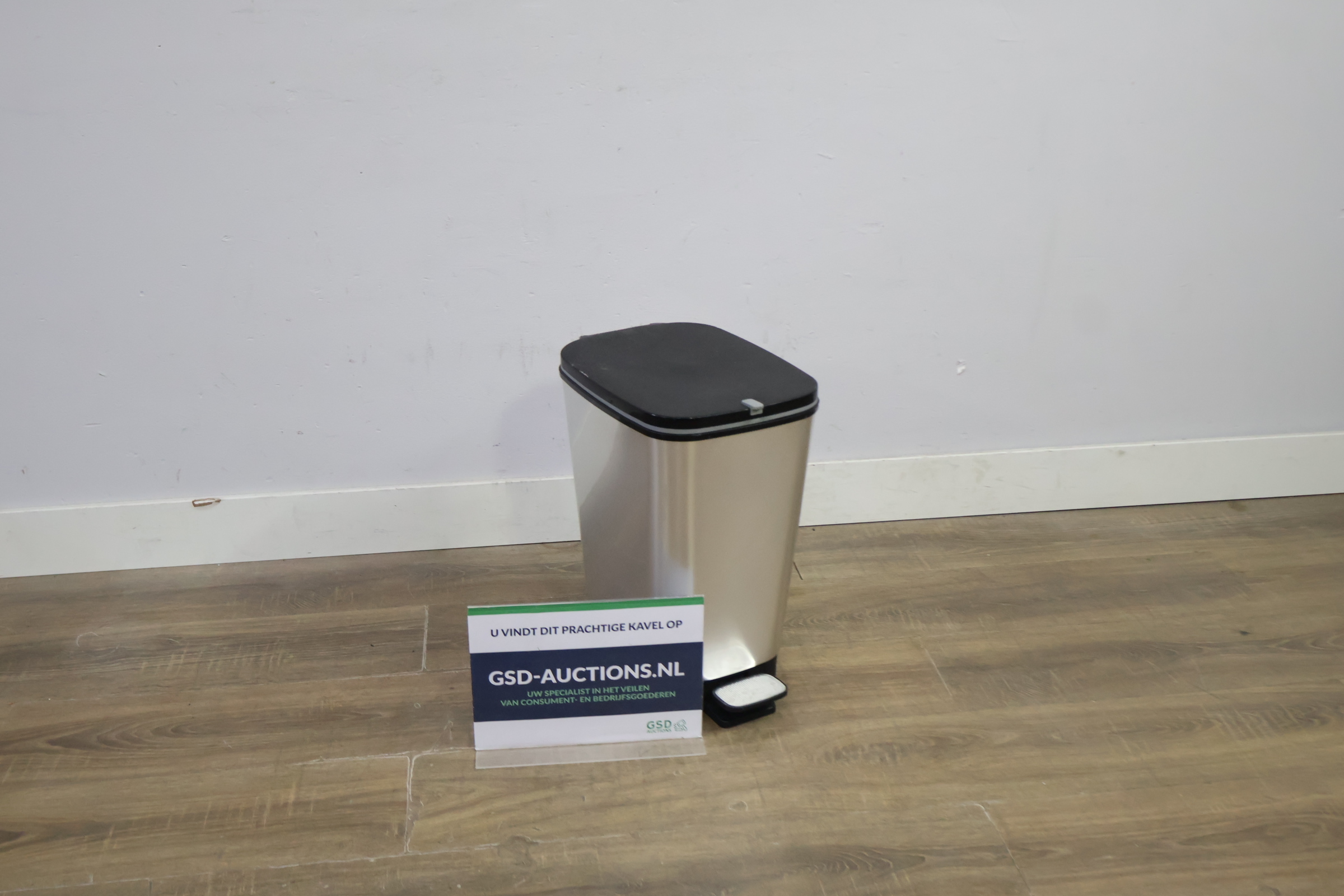 Pedaalemmer met Rvs look en zwarte deksel – foto 2 – kavel bij GSD Auctions, Zoeterwoude