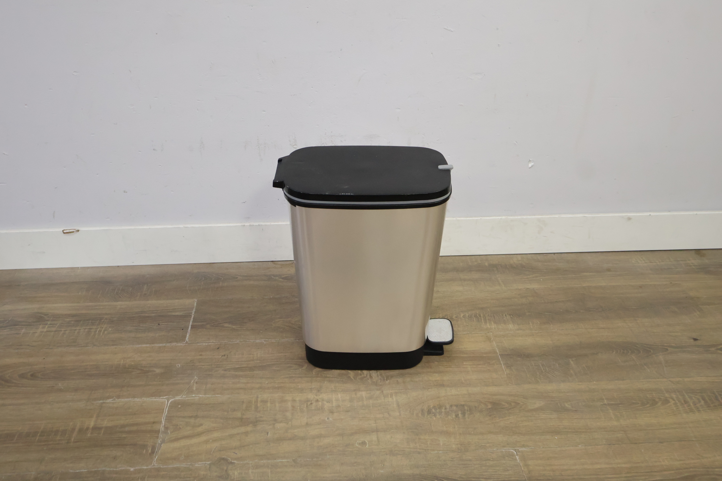Pedaalemmer met Rvs look en zwarte deksel – foto 3 – kavel bij GSD Auctions, Zoeterwoude