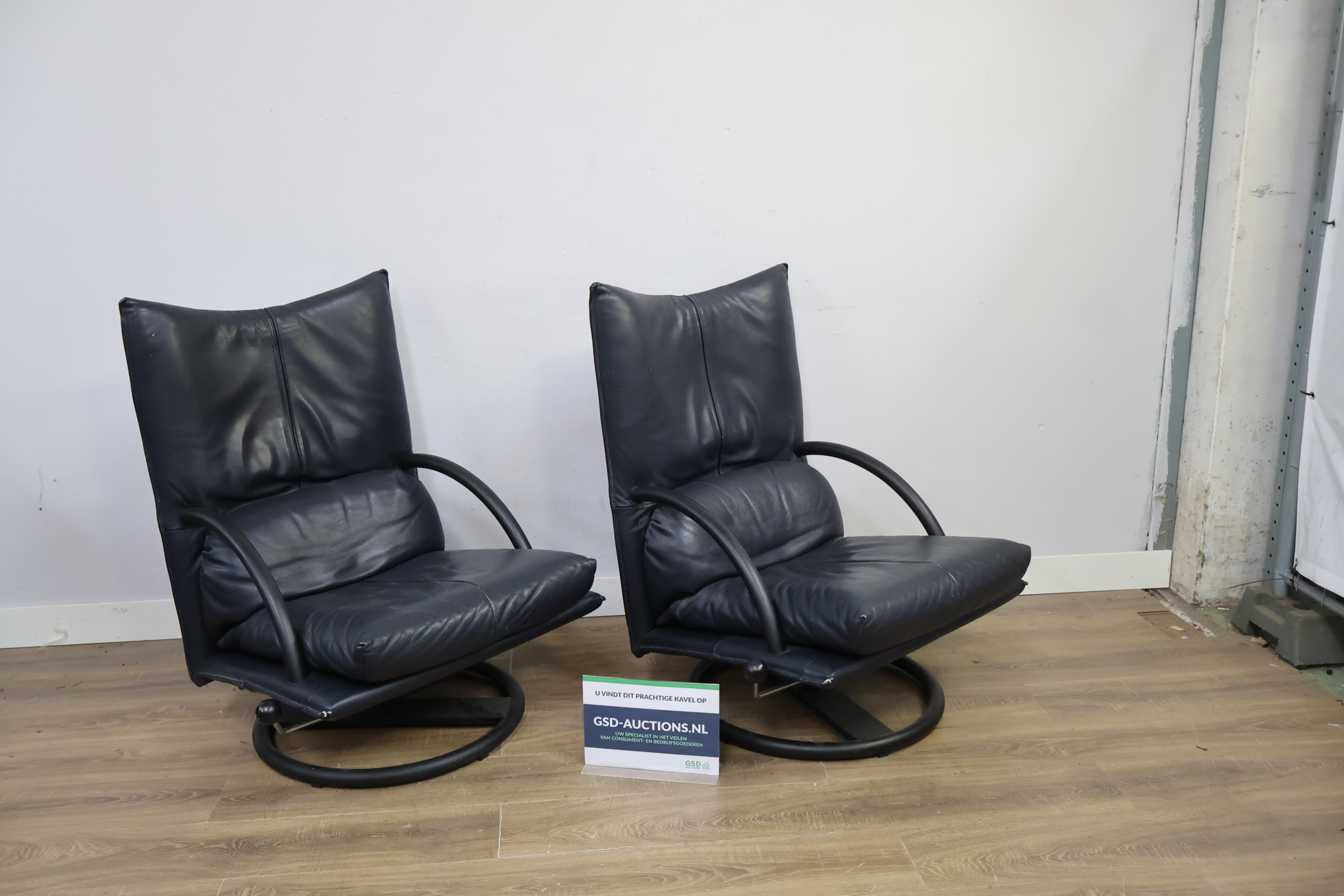Twee zwarte lederen draaifauteuils – foto 2 – kavel bij GSD Auctions, Zoeterwoude