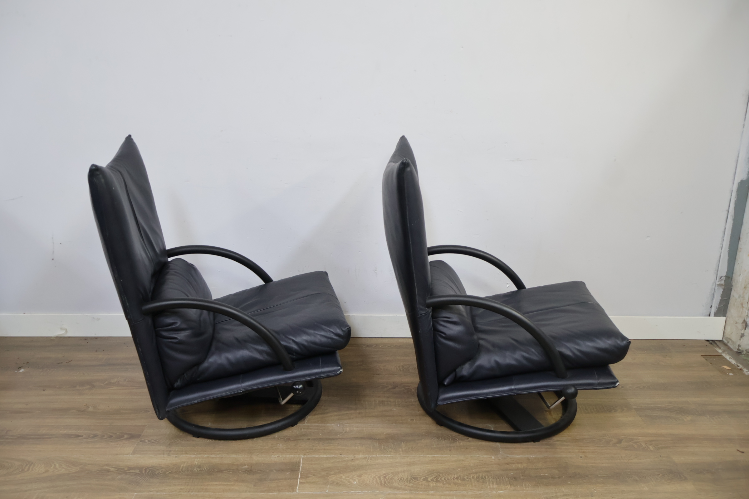 Twee zwarte lederen draaifauteuils – foto 3 – kavel bij GSD Auctions, Zoeterwoude