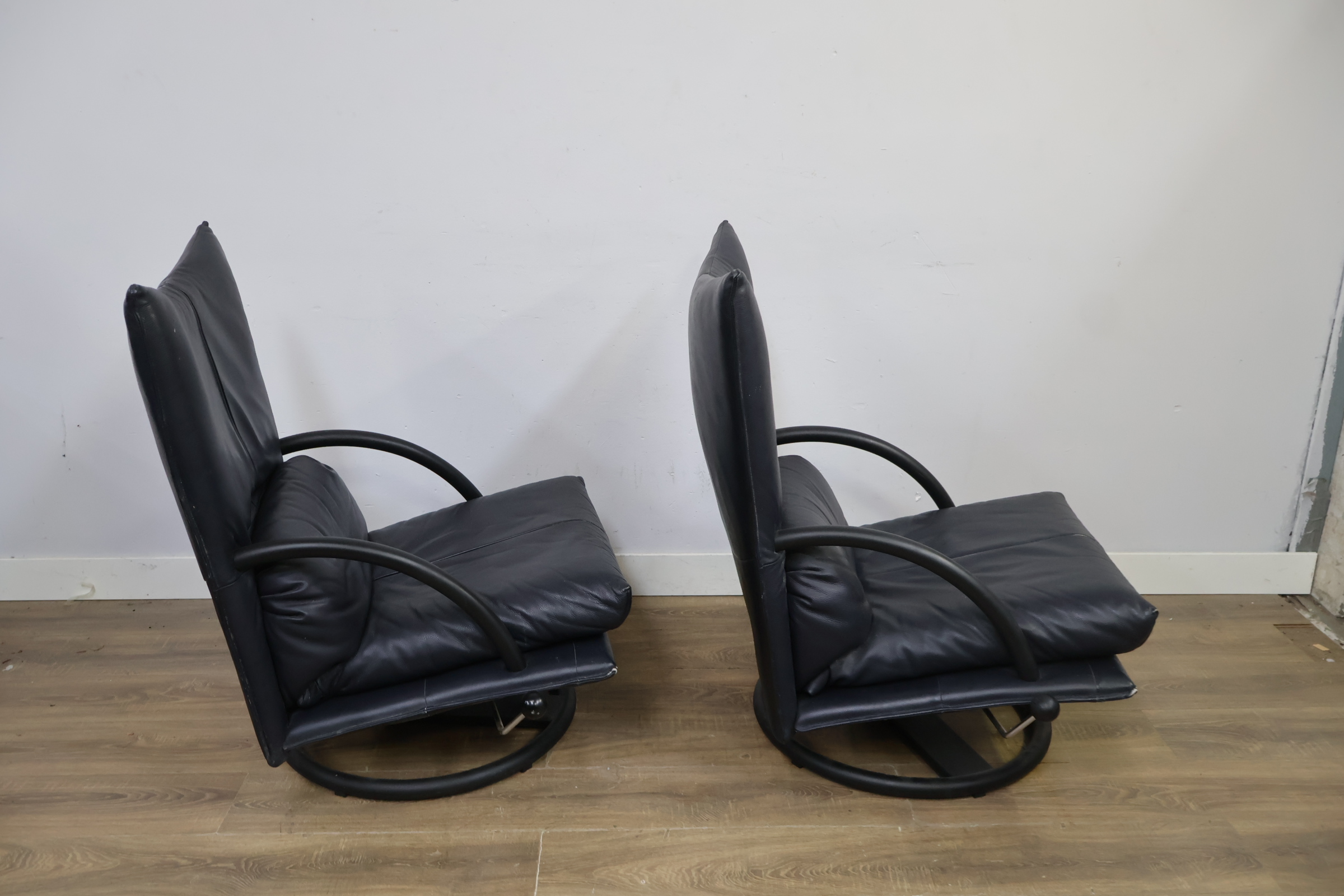 Twee zwarte lederen draaifauteuils – foto 4 – kavel bij GSD Auctions, Zoeterwoude