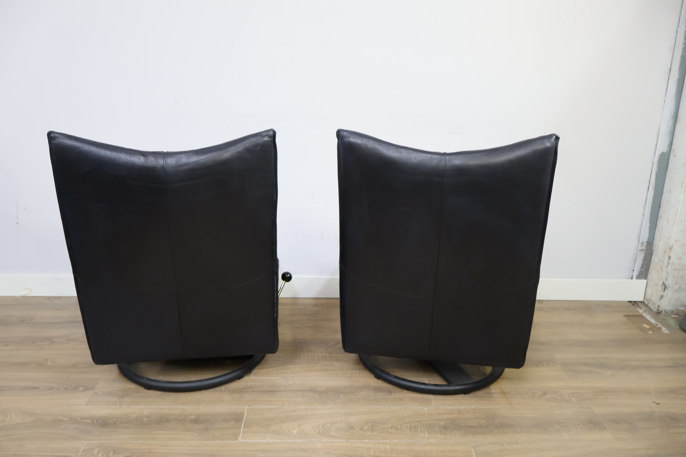 Twee zwarte lederen draaifauteuils – foto 5 – kavel bij GSD Auctions, Zoeterwoude