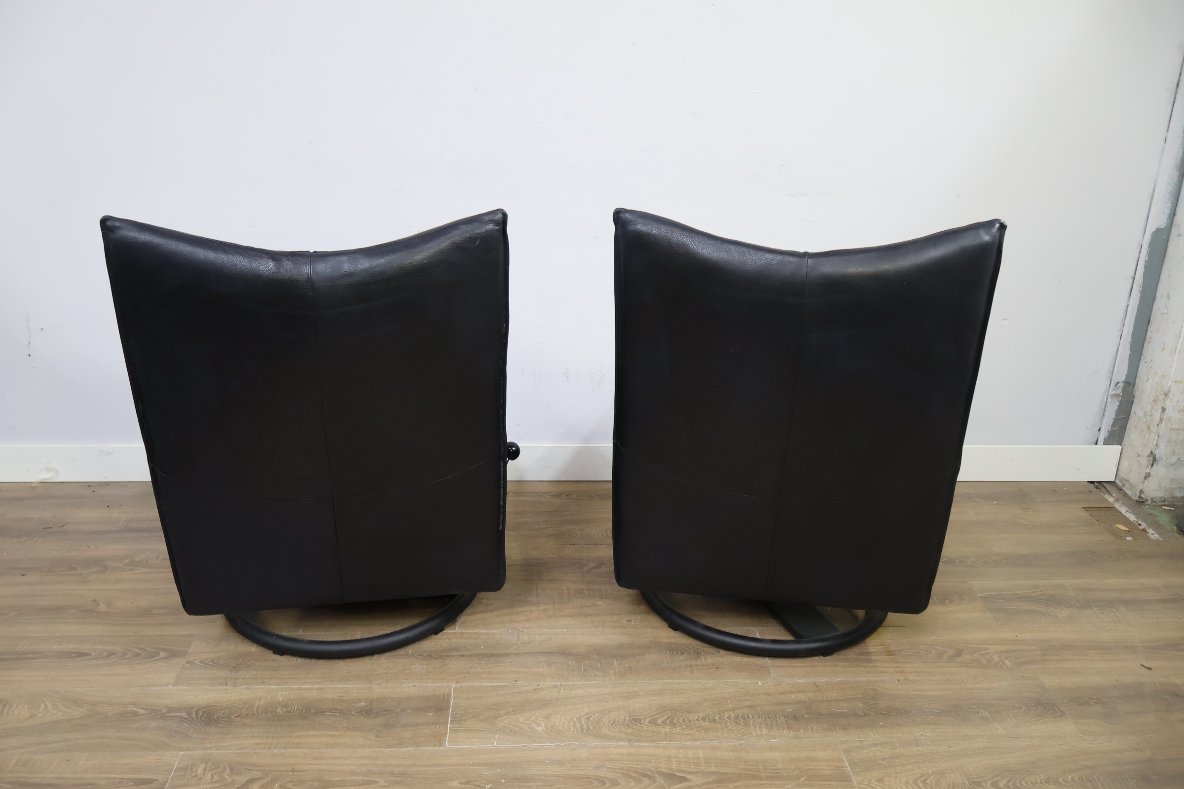 Twee zwarte lederen draaifauteuils – foto 6 – kavel bij GSD Auctions, Zoeterwoude