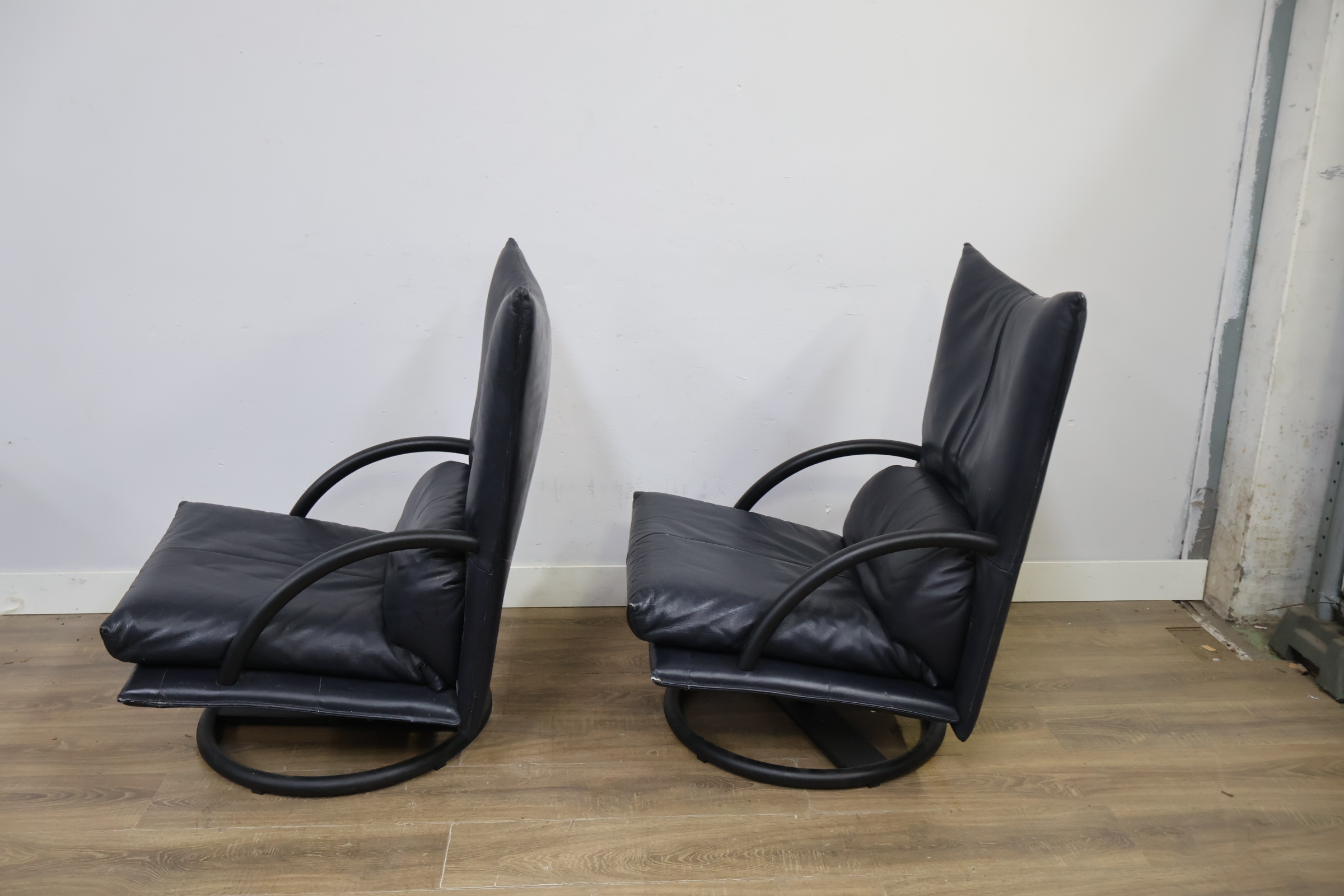 Twee zwarte lederen draaifauteuils – foto 7 – kavel bij GSD Auctions, Zoeterwoude