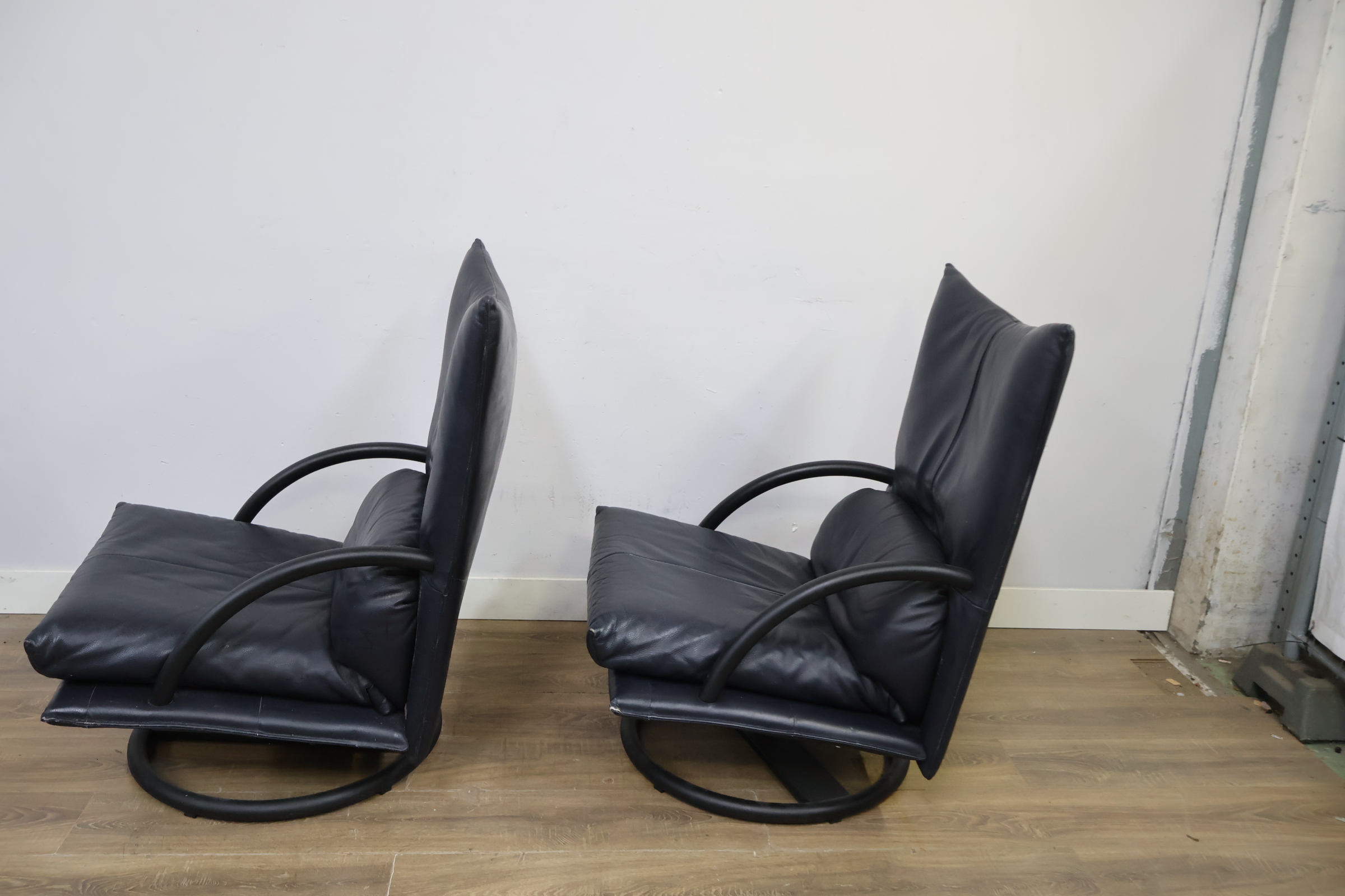 Twee zwarte lederen draaifauteuils – foto 8 – kavel bij GSD Auctions, Zoeterwoude