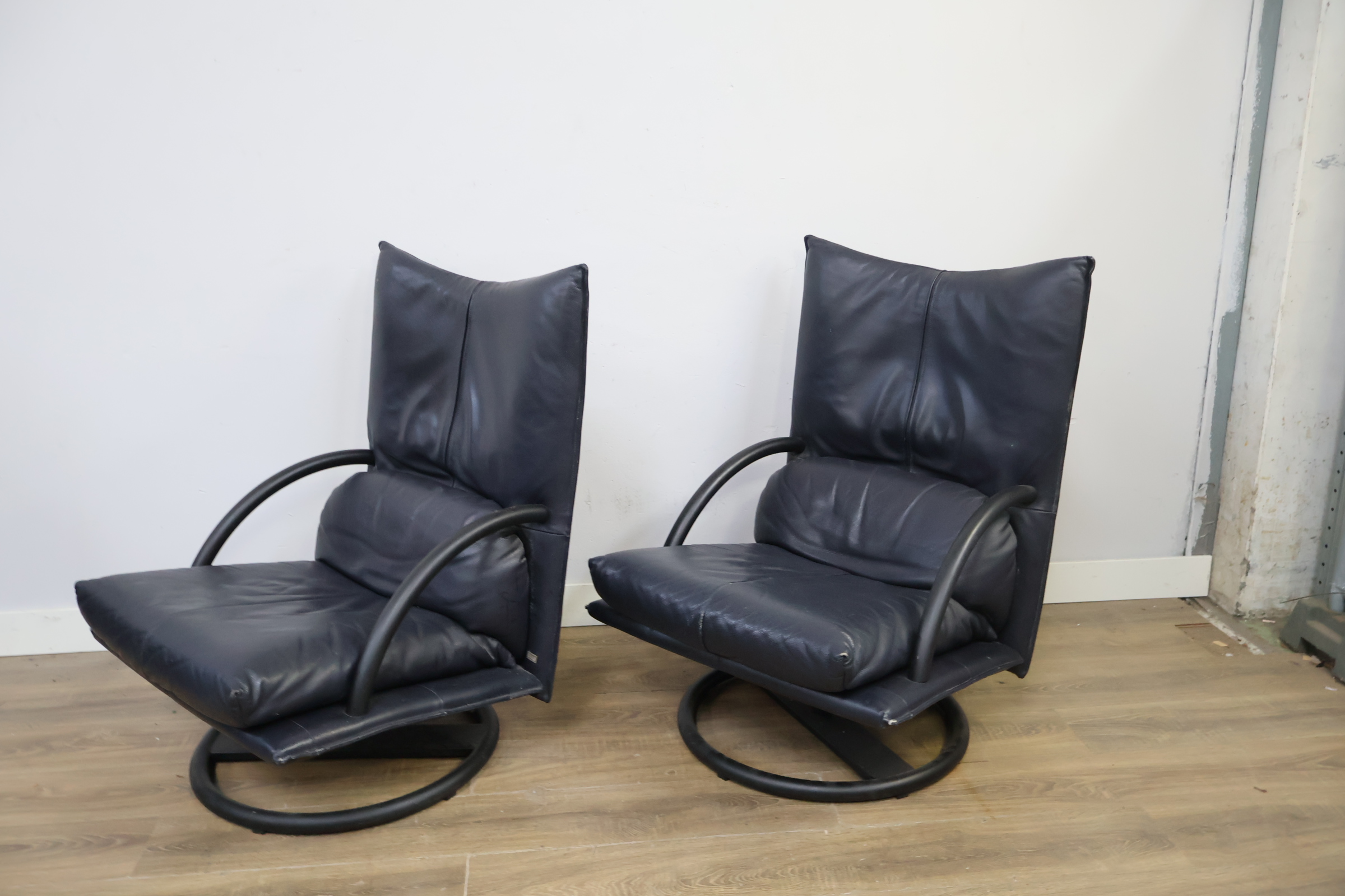 Twee zwarte lederen draaifauteuils – foto 9 – kavel bij GSD Auctions, Zoeterwoude
