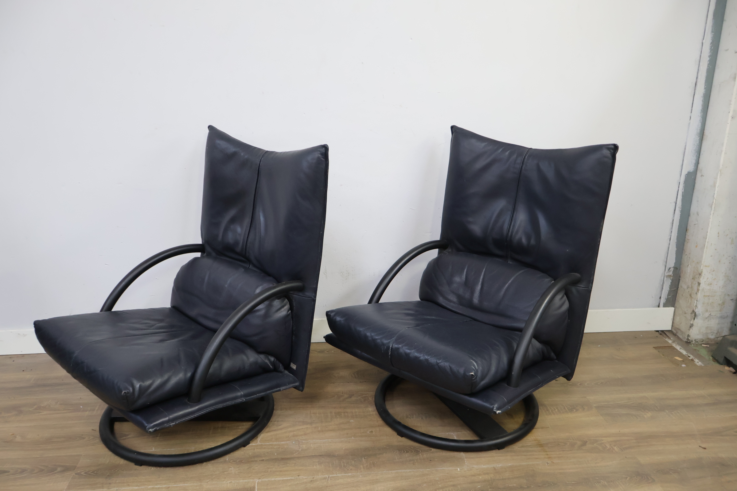 Twee zwarte lederen draaifauteuils – foto 10 – kavel bij GSD Auctions, Zoeterwoude
