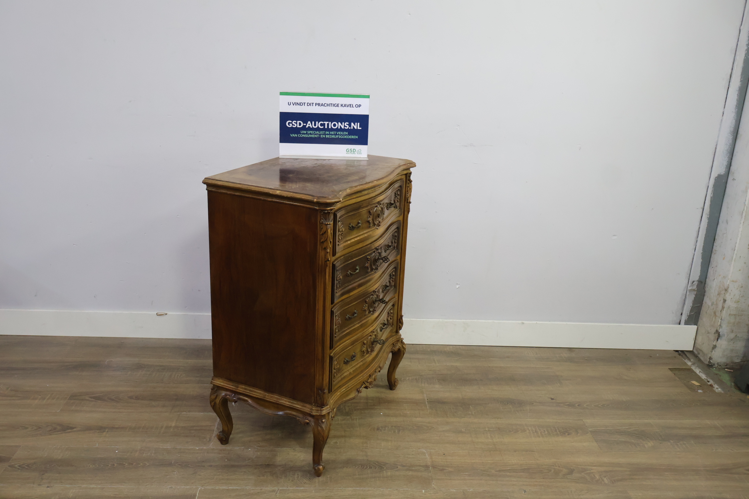 Houten ladekast met sierlijke fronten – kavel bij GSD Auctions, Zoeterwoude