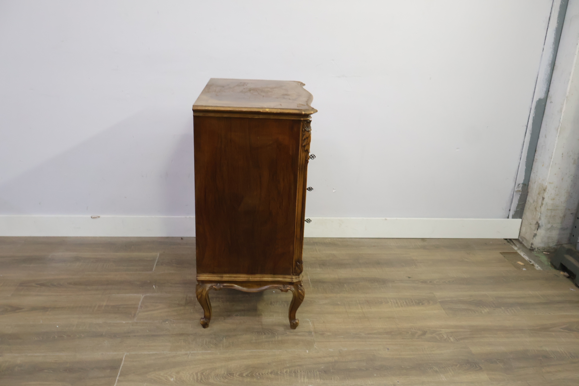 Houten ladekast met sierlijke fronten – foto 3 – kavel bij GSD Auctions, Zoeterwoude