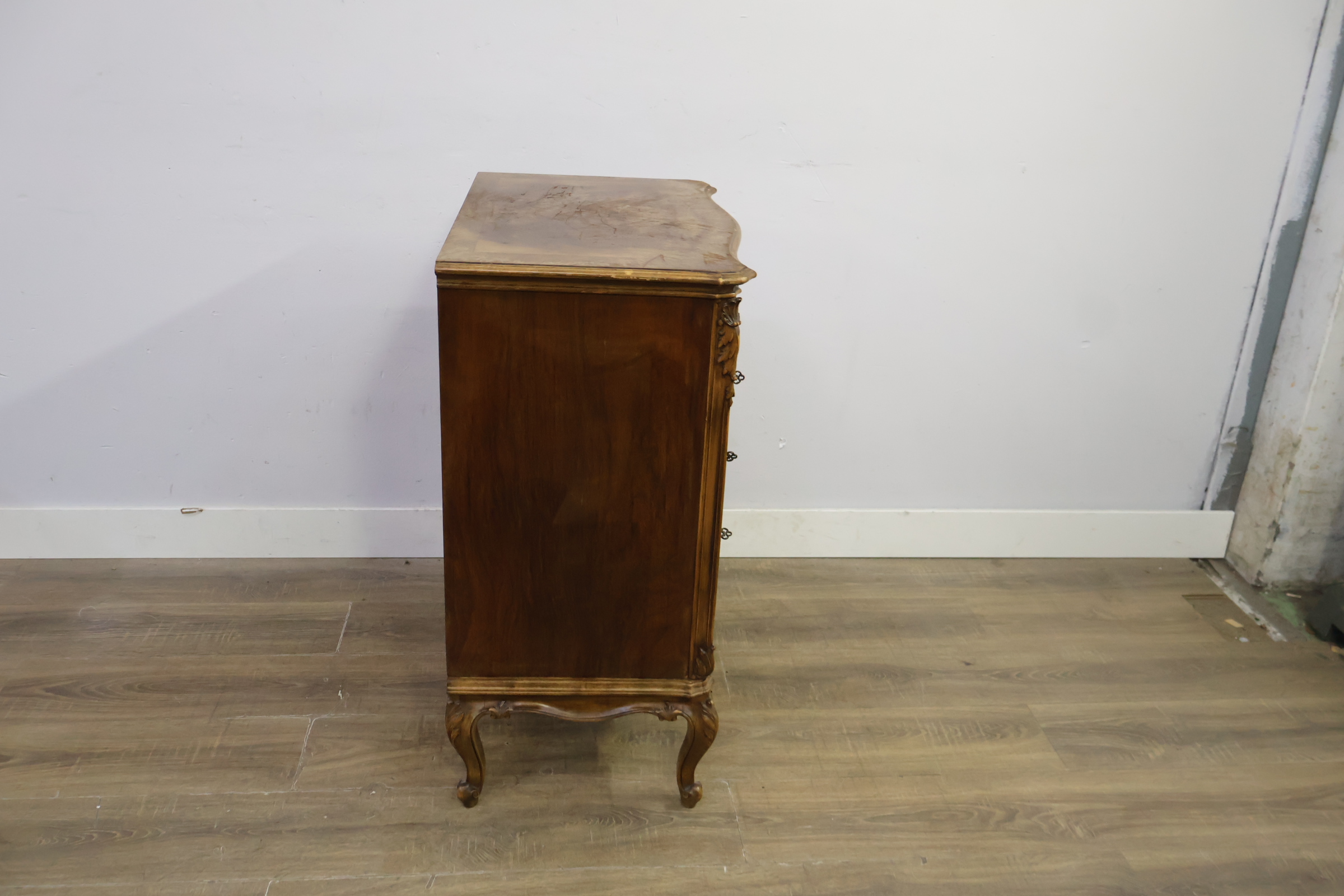 Houten ladekast met sierlijke fronten – foto 4 – kavel bij GSD Auctions, Zoeterwoude