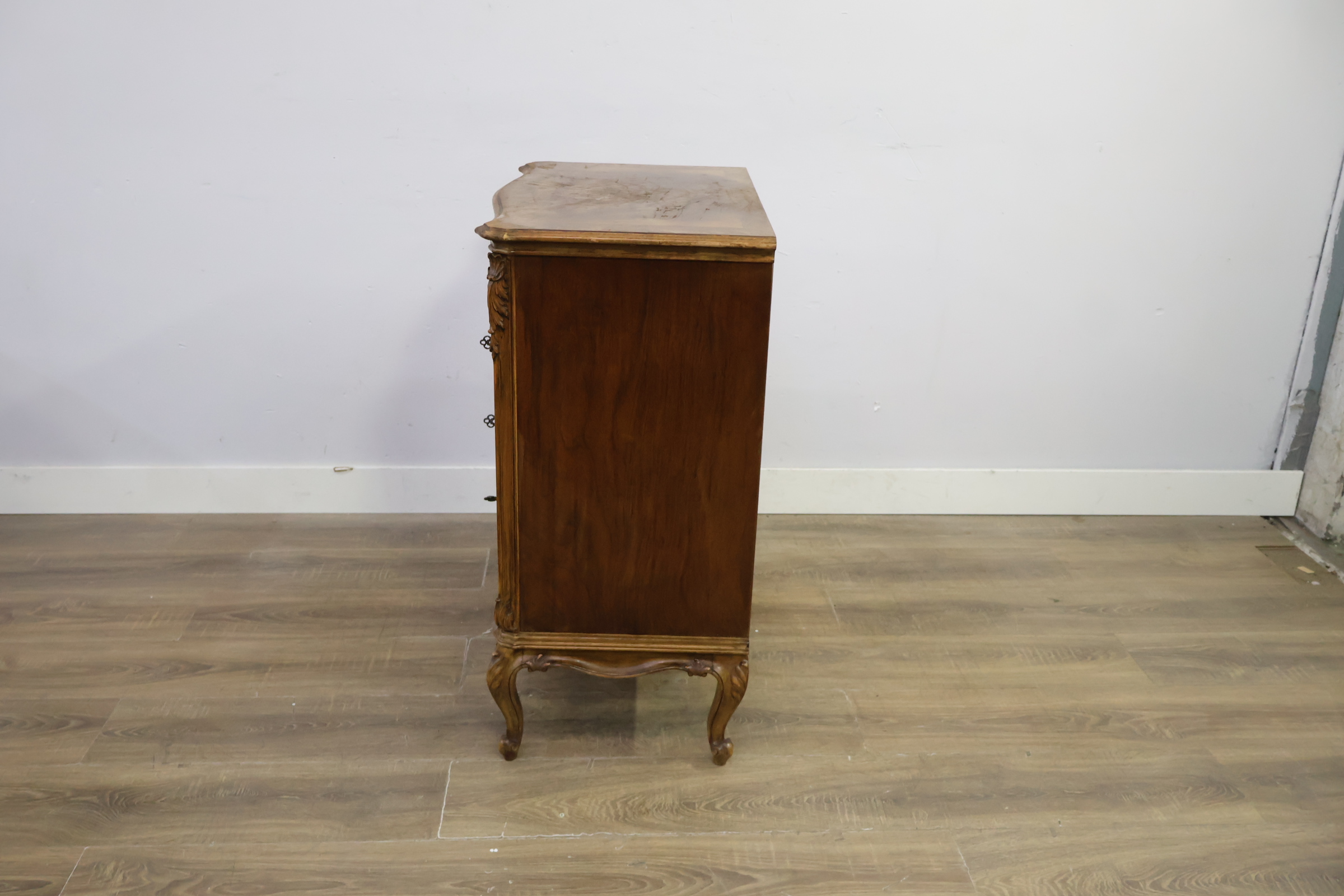 Houten ladekast met sierlijke fronten – foto 7 – kavel bij GSD Auctions, Zoeterwoude