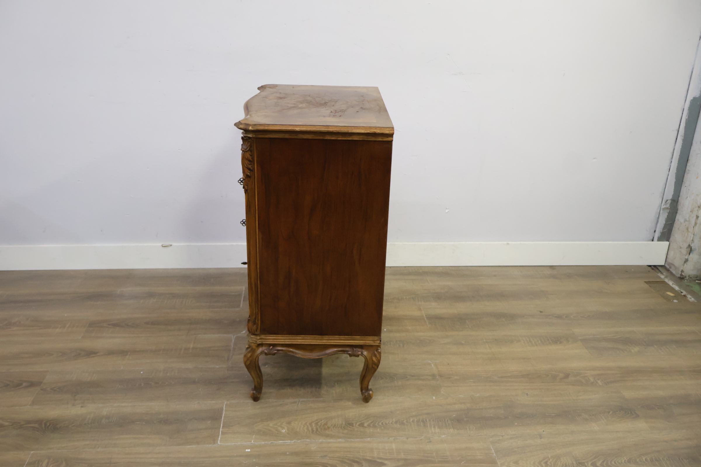 Houten ladekast met sierlijke fronten – foto 8 – kavel bij GSD Auctions, Zoeterwoude