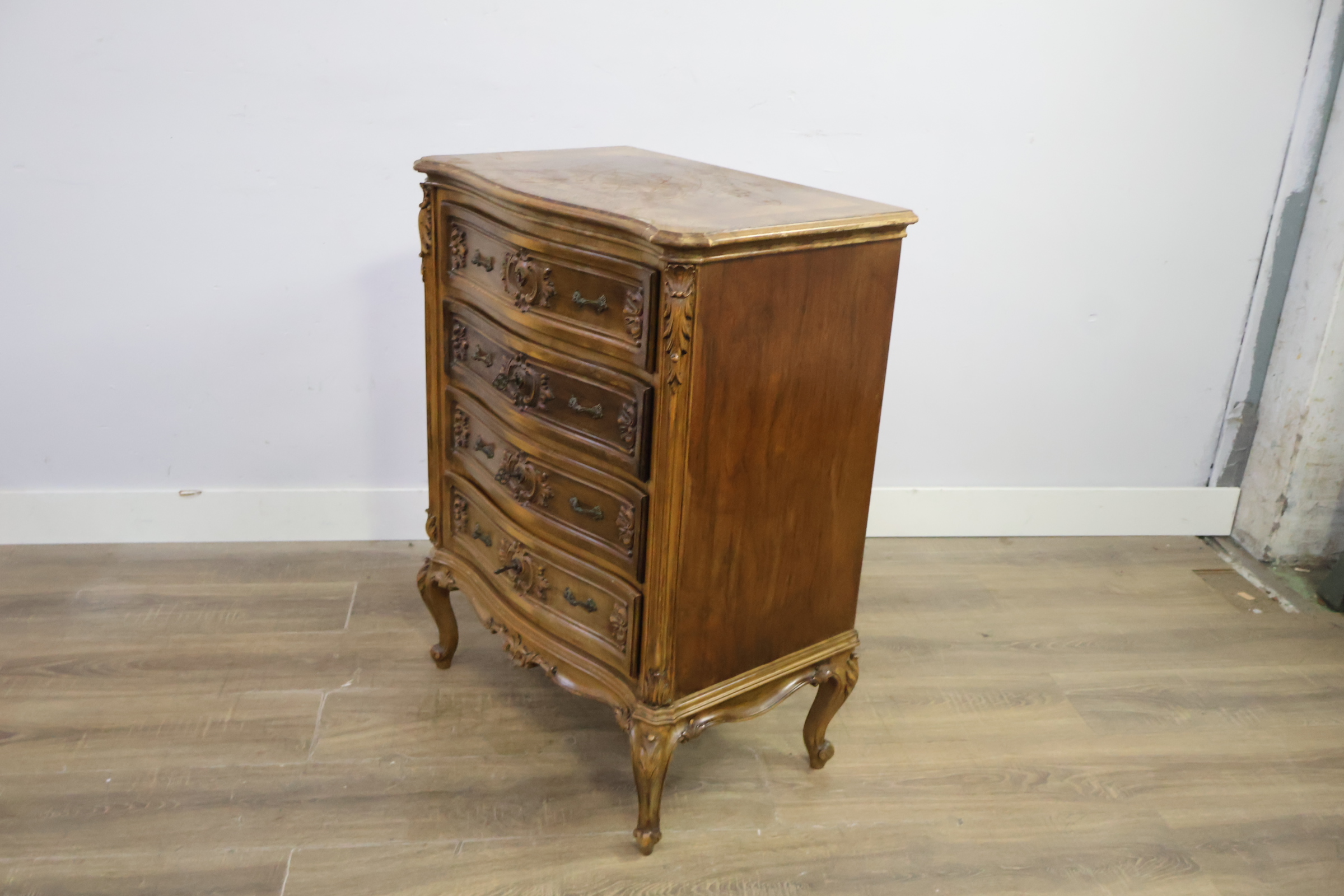 Houten ladekast met sierlijke fronten – foto 9 – kavel bij GSD Auctions, Zoeterwoude