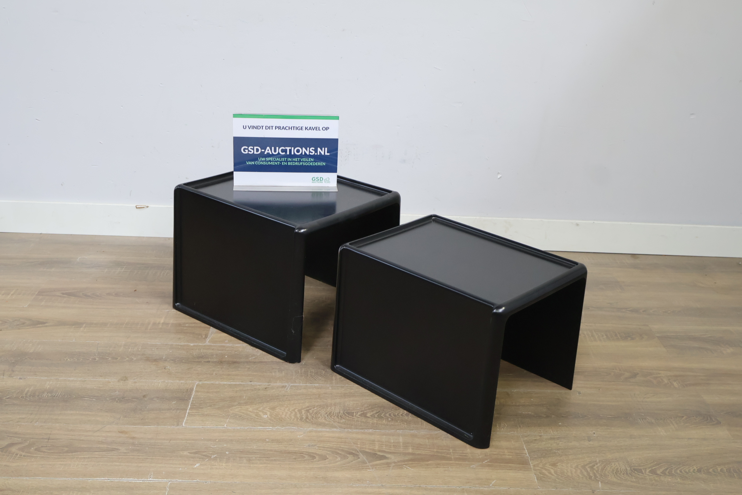 Set van 2 zwarte metalen bijzettafels – kavel bij GSD Auctions, Zoeterwoude
