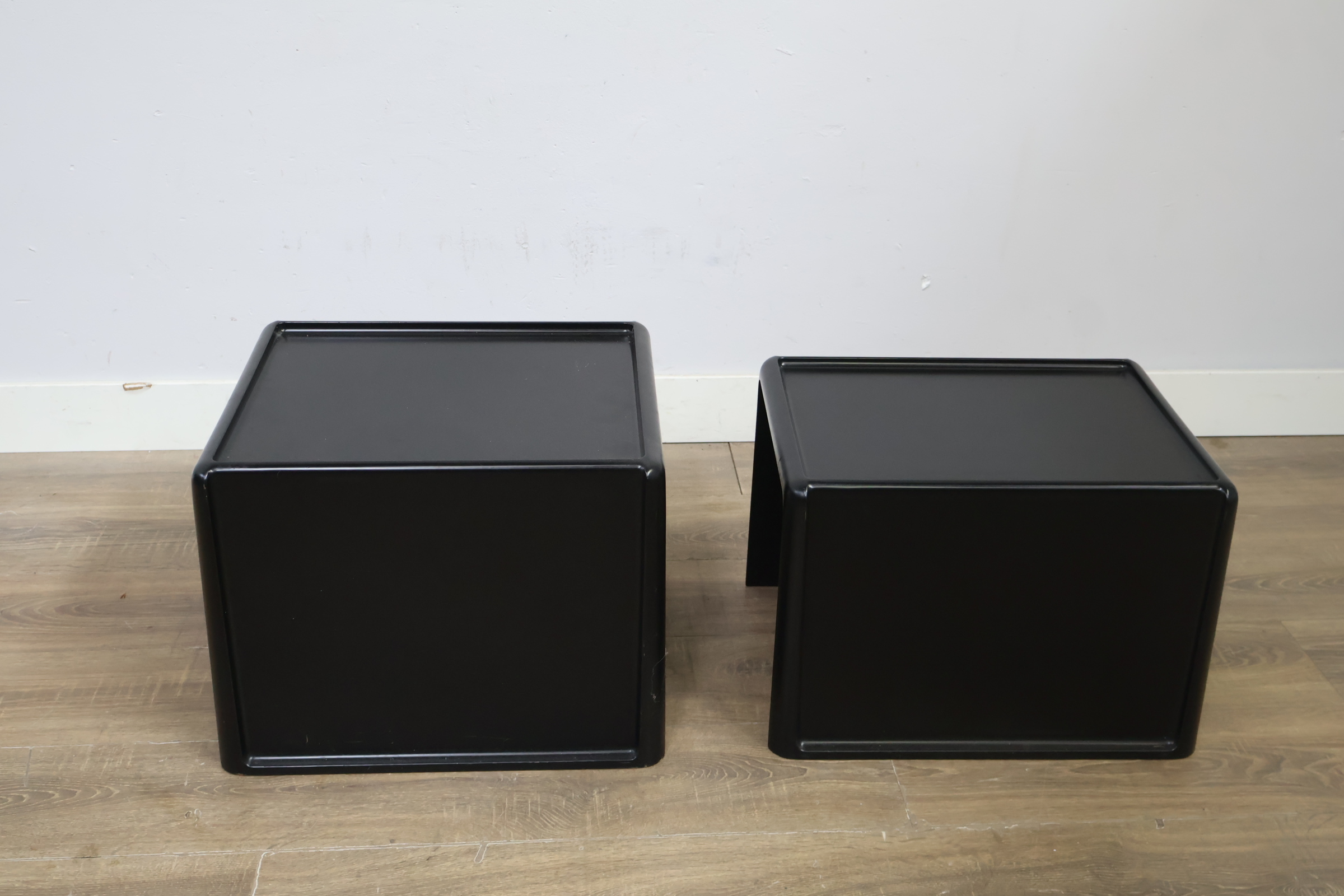 Set van 2 zwarte metalen bijzettafels – foto 3 – kavel bij GSD Auctions, Zoeterwoude