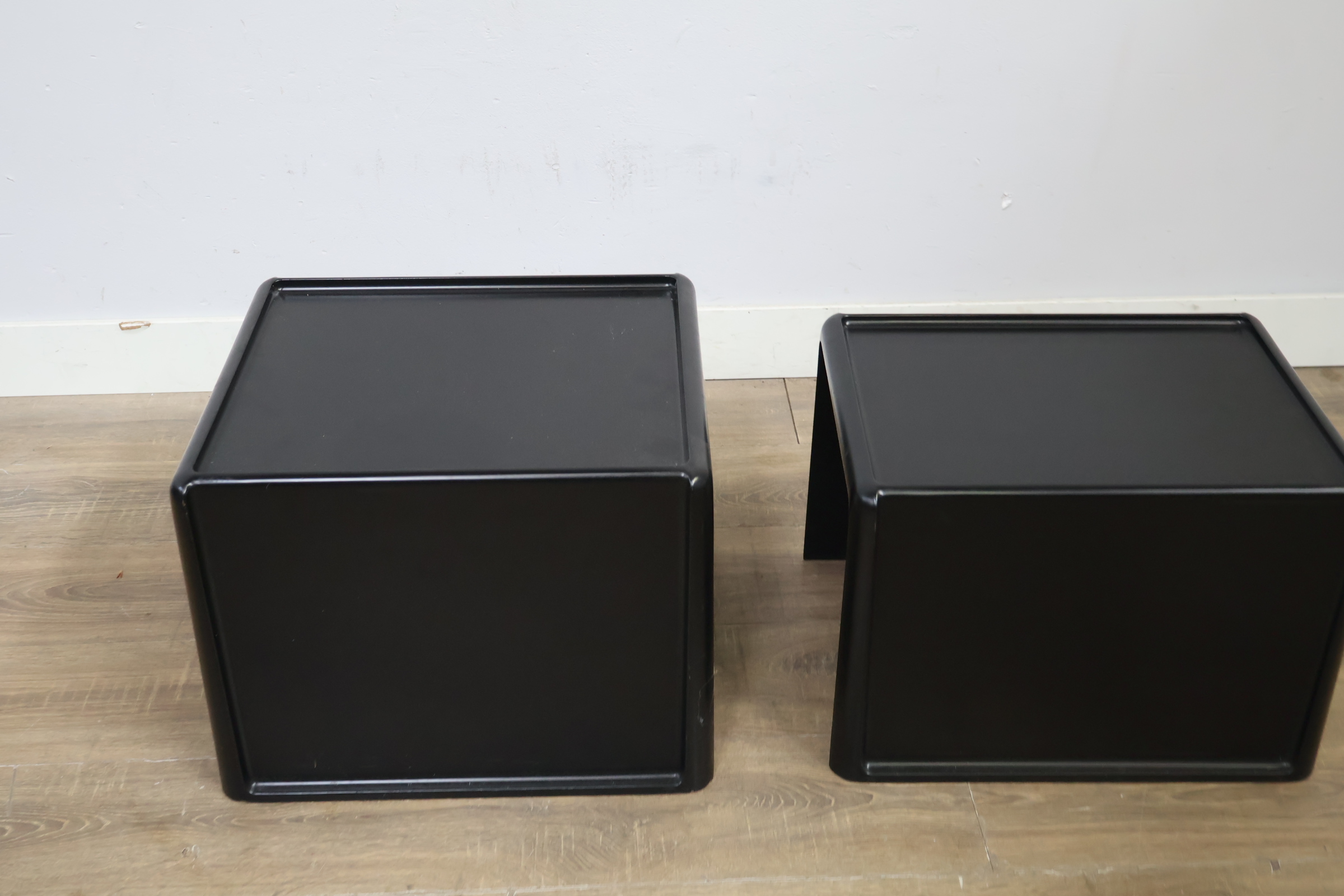 Set van 2 zwarte metalen bijzettafels – foto 4 – kavel bij GSD Auctions, Zoeterwoude