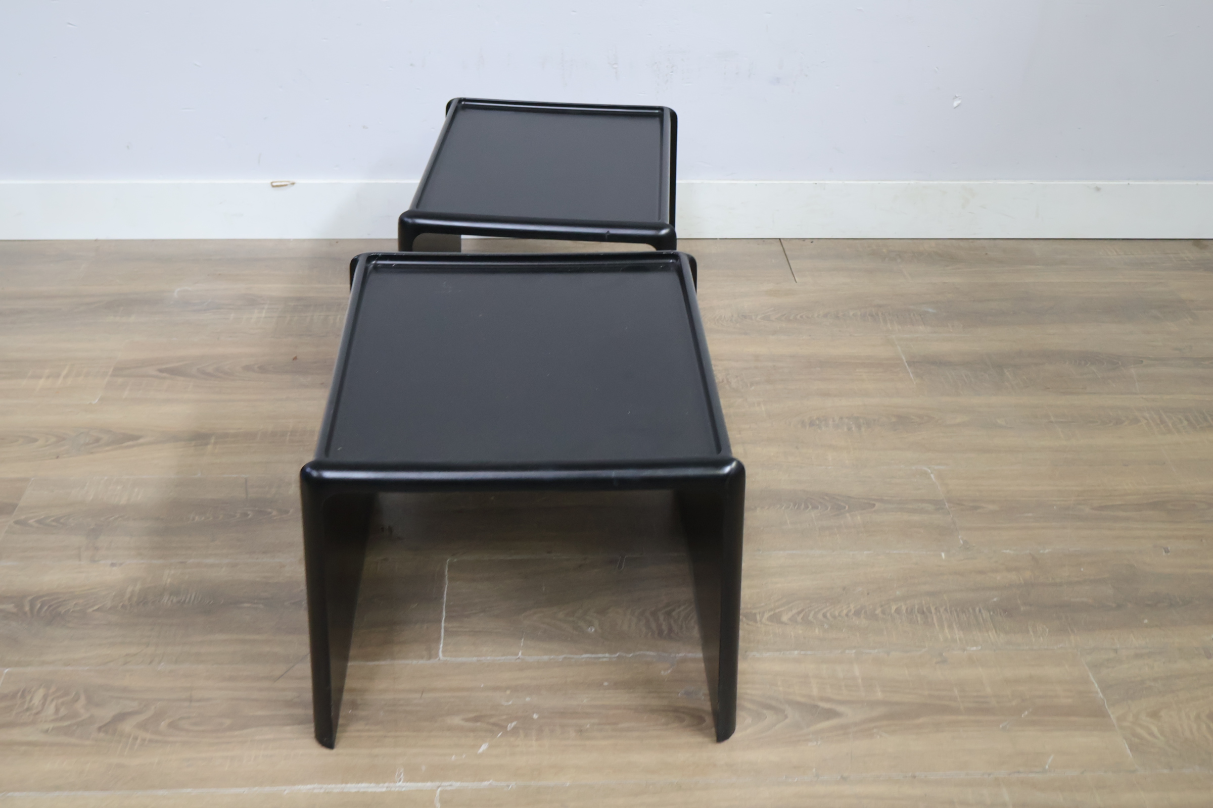 Set van 2 zwarte metalen bijzettafels – foto 6 – kavel bij GSD Auctions, Zoeterwoude
