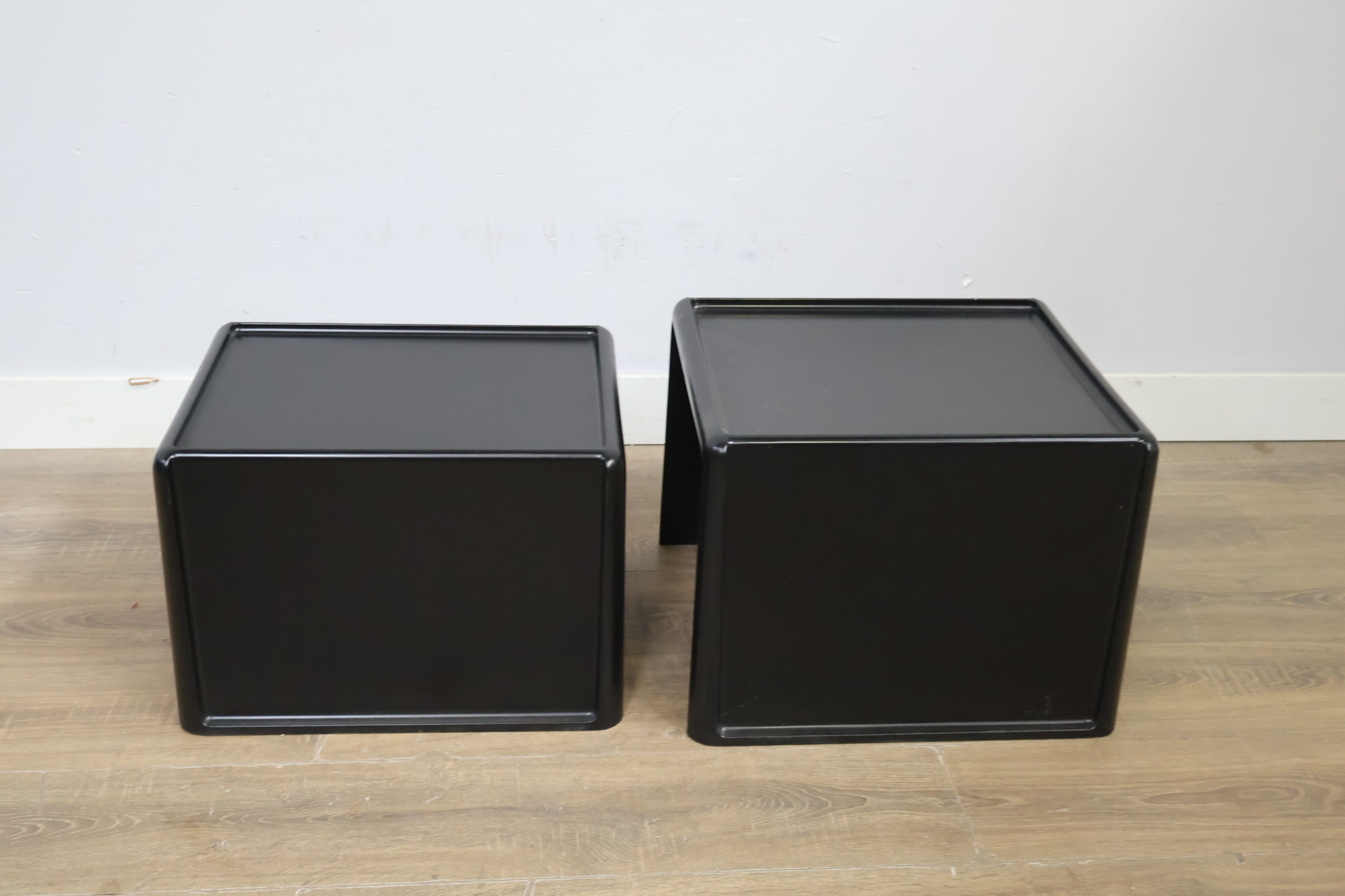 Set van 2 zwarte metalen bijzettafels – foto 7 – kavel bij GSD Auctions, Zoeterwoude