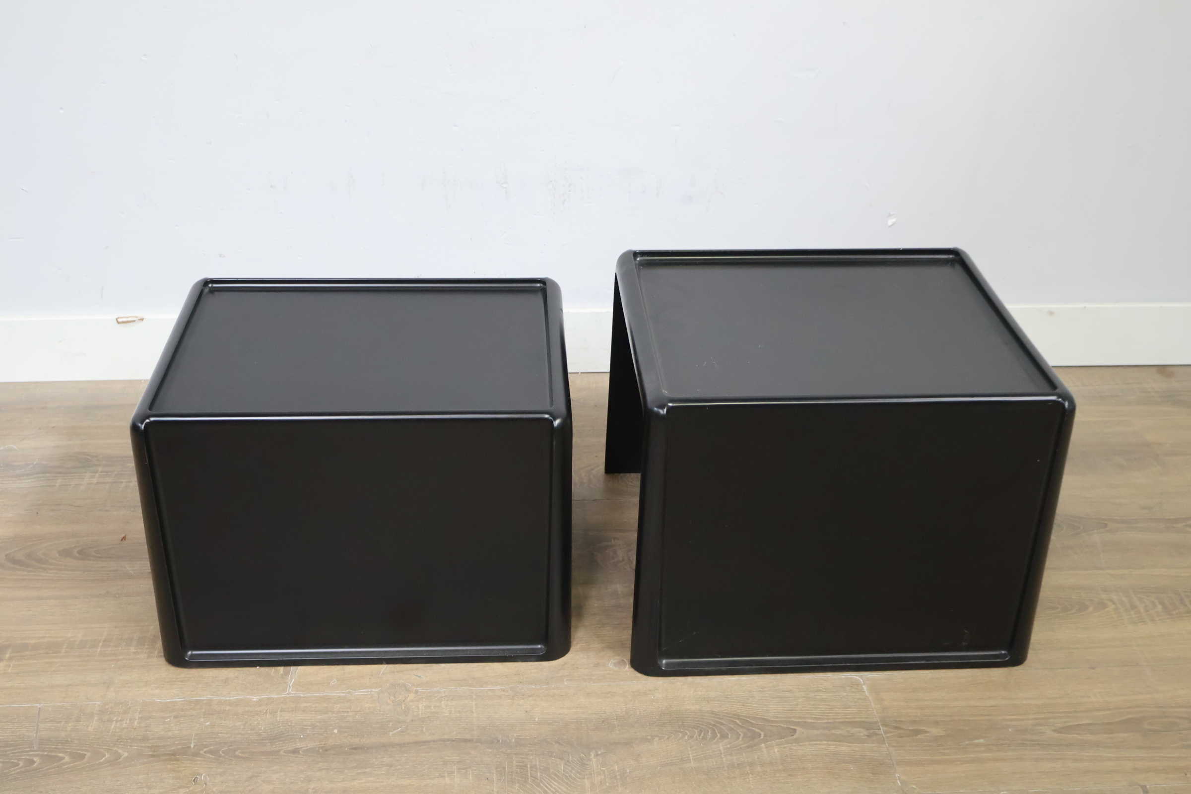 Set van 2 zwarte metalen bijzettafels – foto 8 – kavel bij GSD Auctions, Zoeterwoude