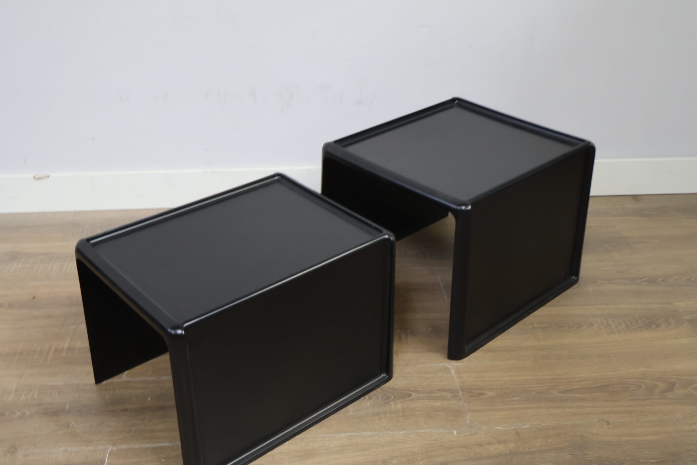 Set van 2 zwarte metalen bijzettafels – foto 10 – kavel bij GSD Auctions, Zoeterwoude