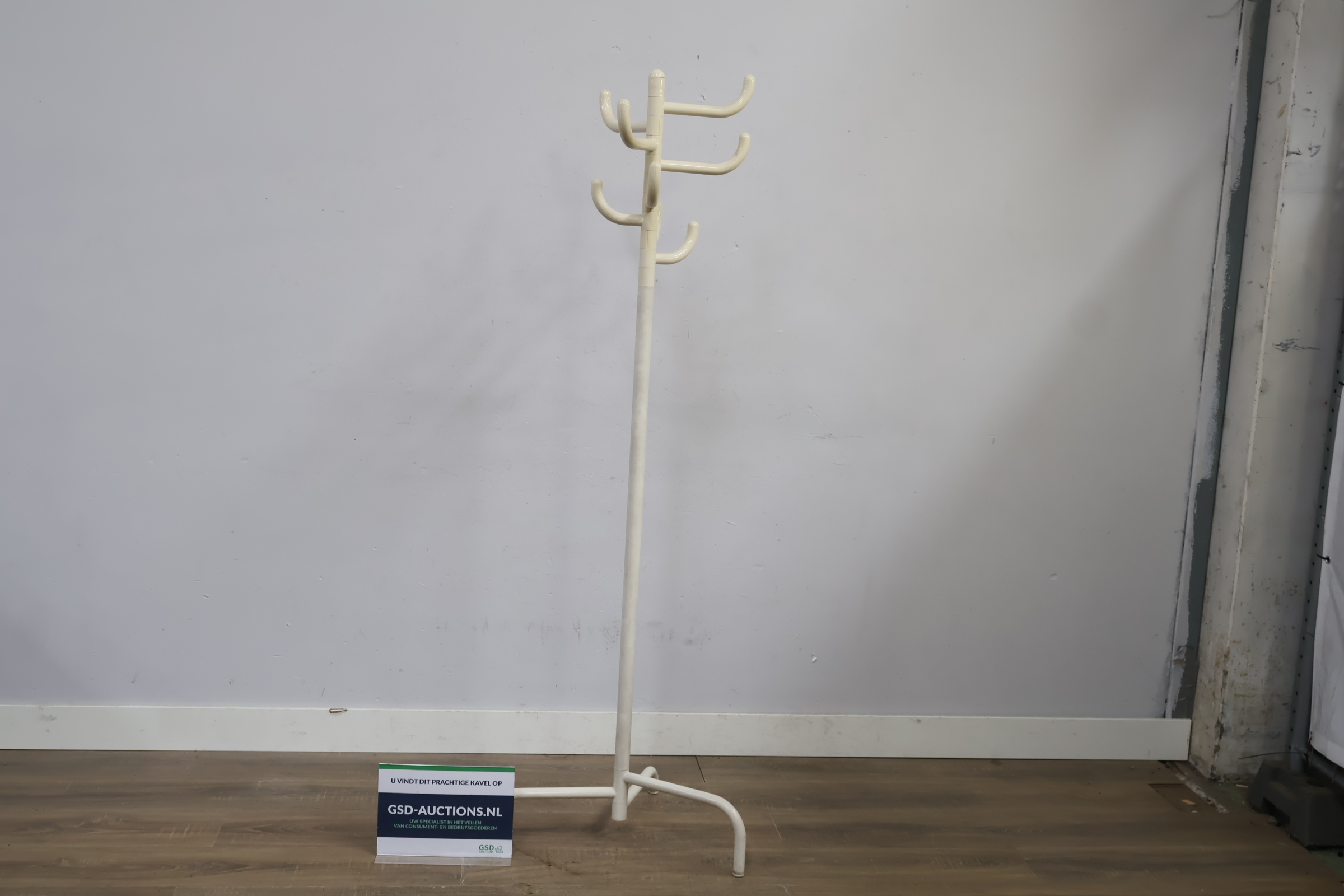 Witte kunststof kapstok met meerdere haken – kavel bij GSD Auctions, Zoeterwoude