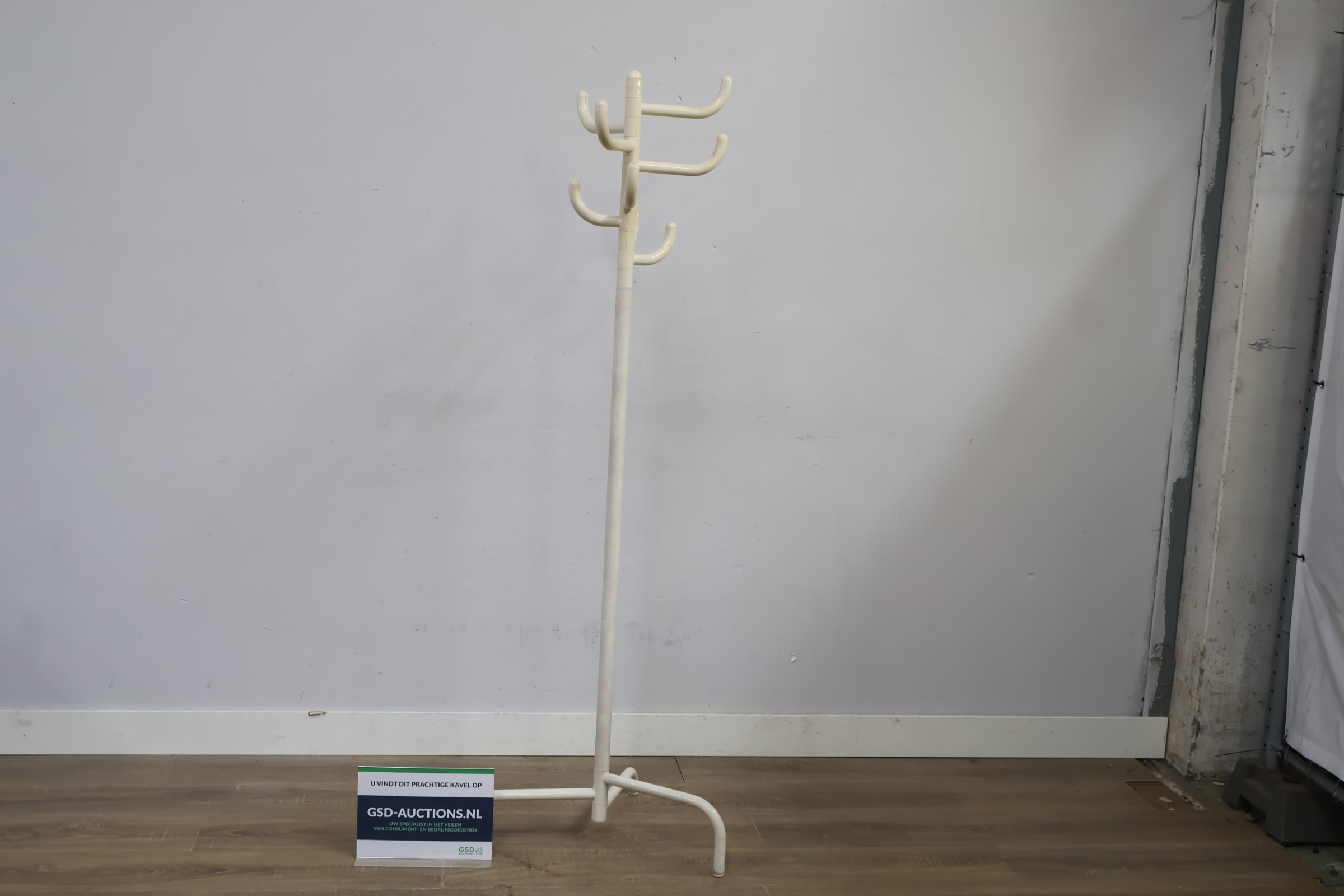 Witte kunststof kapstok met meerdere haken – foto 2 – kavel bij GSD Auctions, Zoeterwoude