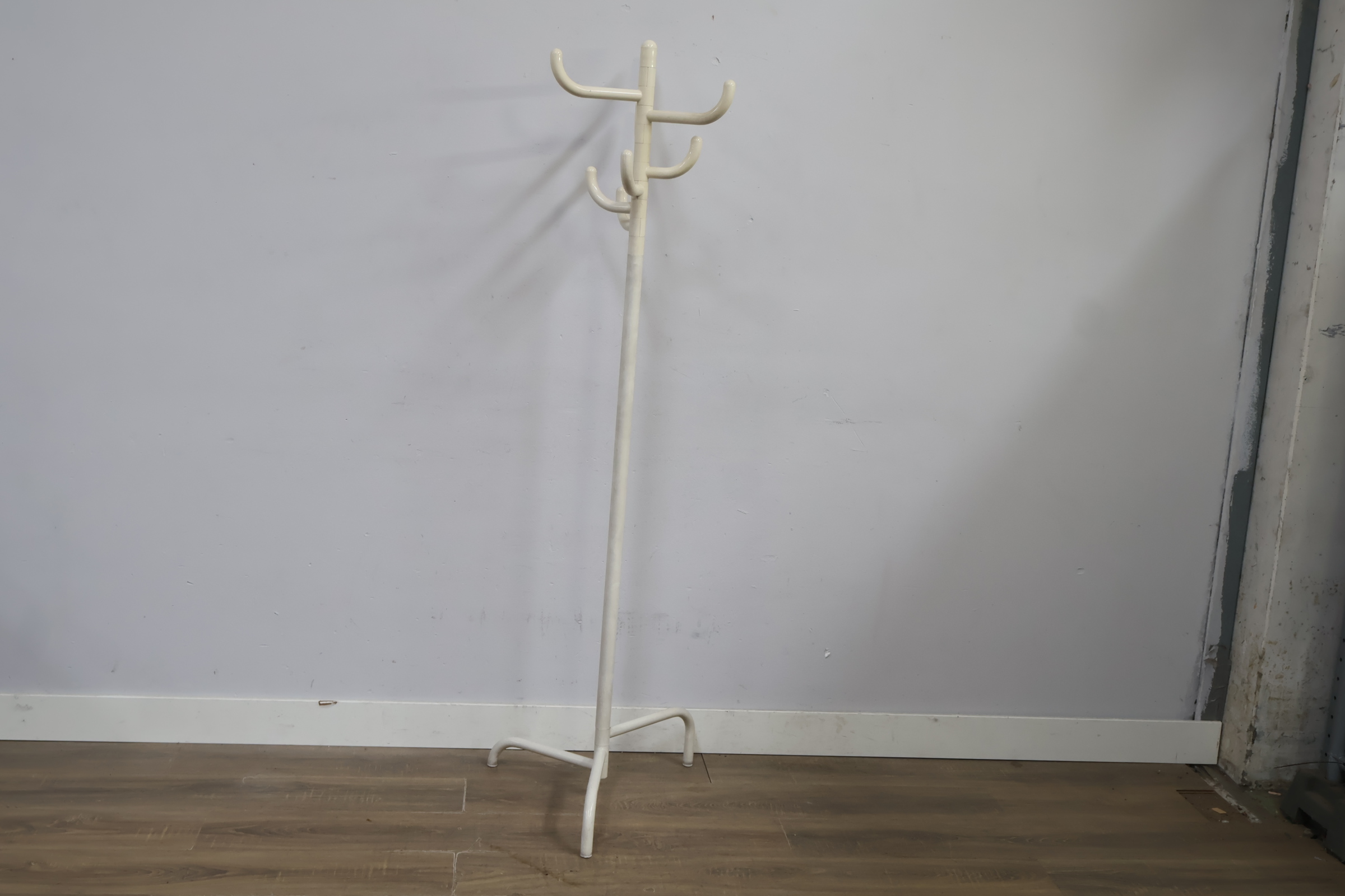 Witte kunststof kapstok met meerdere haken – foto 3 – kavel bij GSD Auctions, Zoeterwoude
