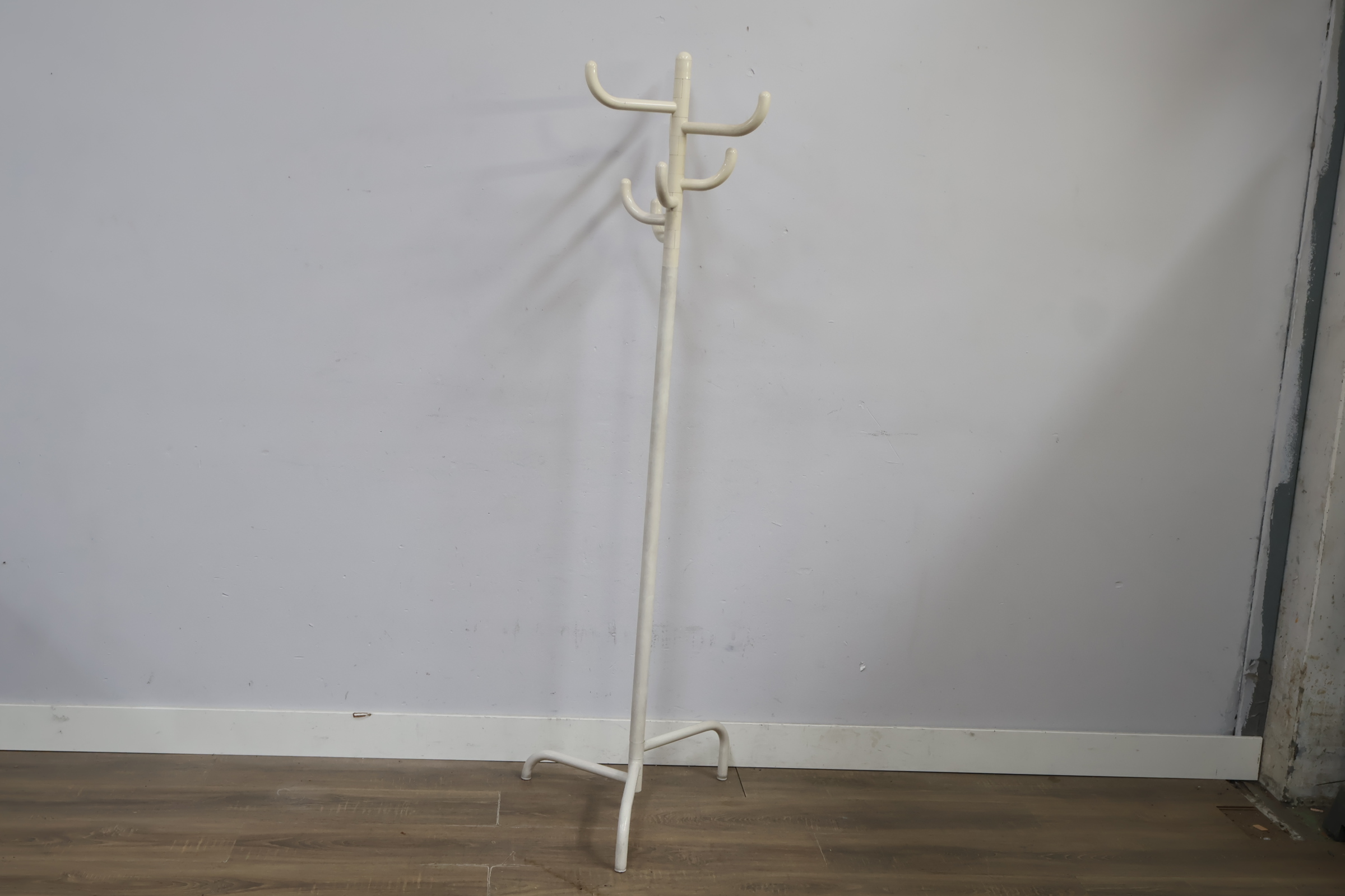 Witte kunststof kapstok met meerdere haken – foto 4 – kavel bij GSD Auctions, Zoeterwoude