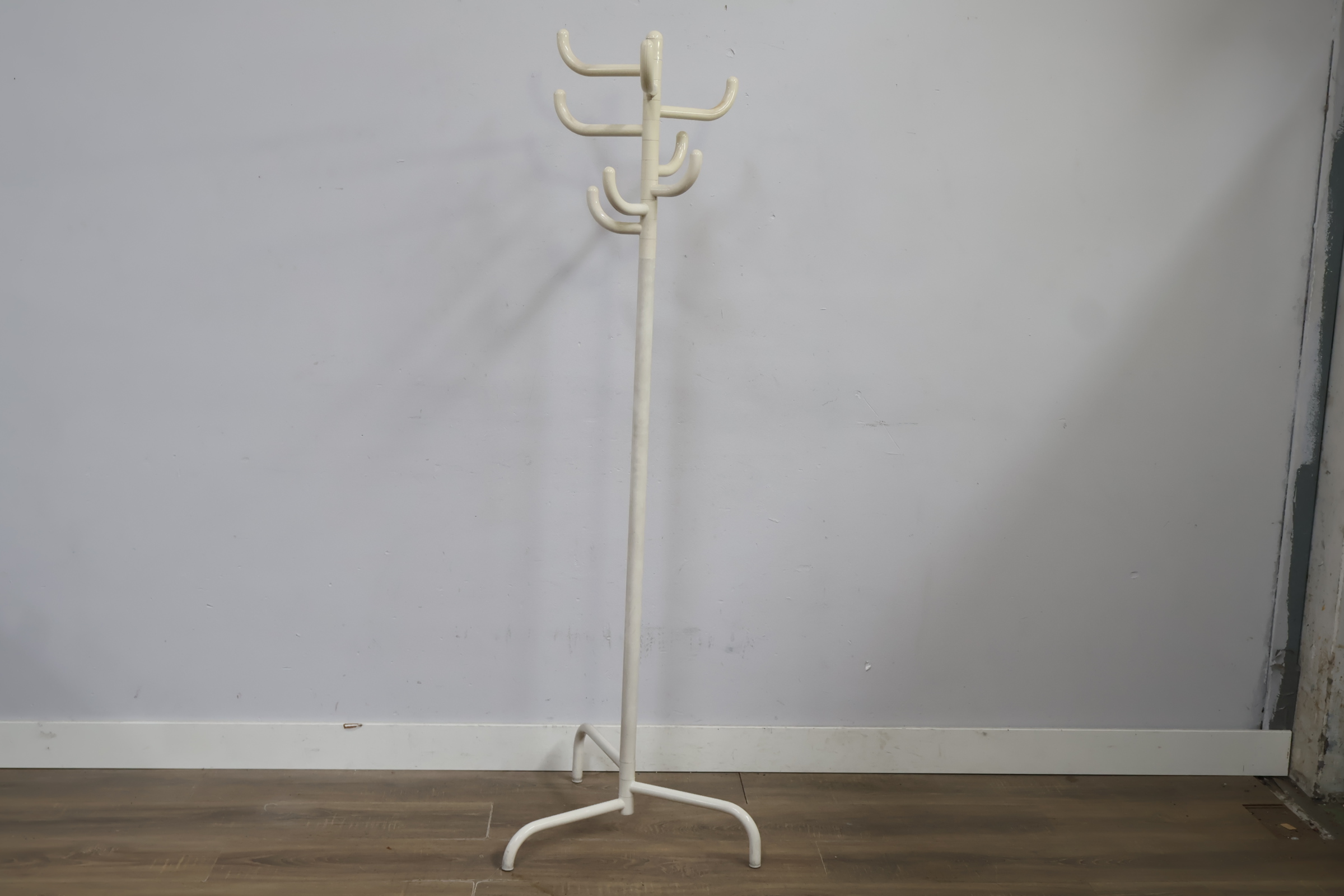 Witte kunststof kapstok met meerdere haken – foto 5 – kavel bij GSD Auctions, Zoeterwoude