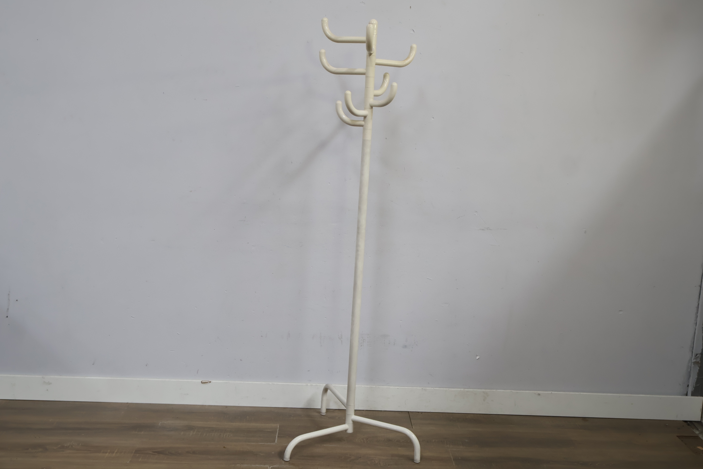 Witte kunststof kapstok met meerdere haken – foto 6 – kavel bij GSD Auctions, Zoeterwoude