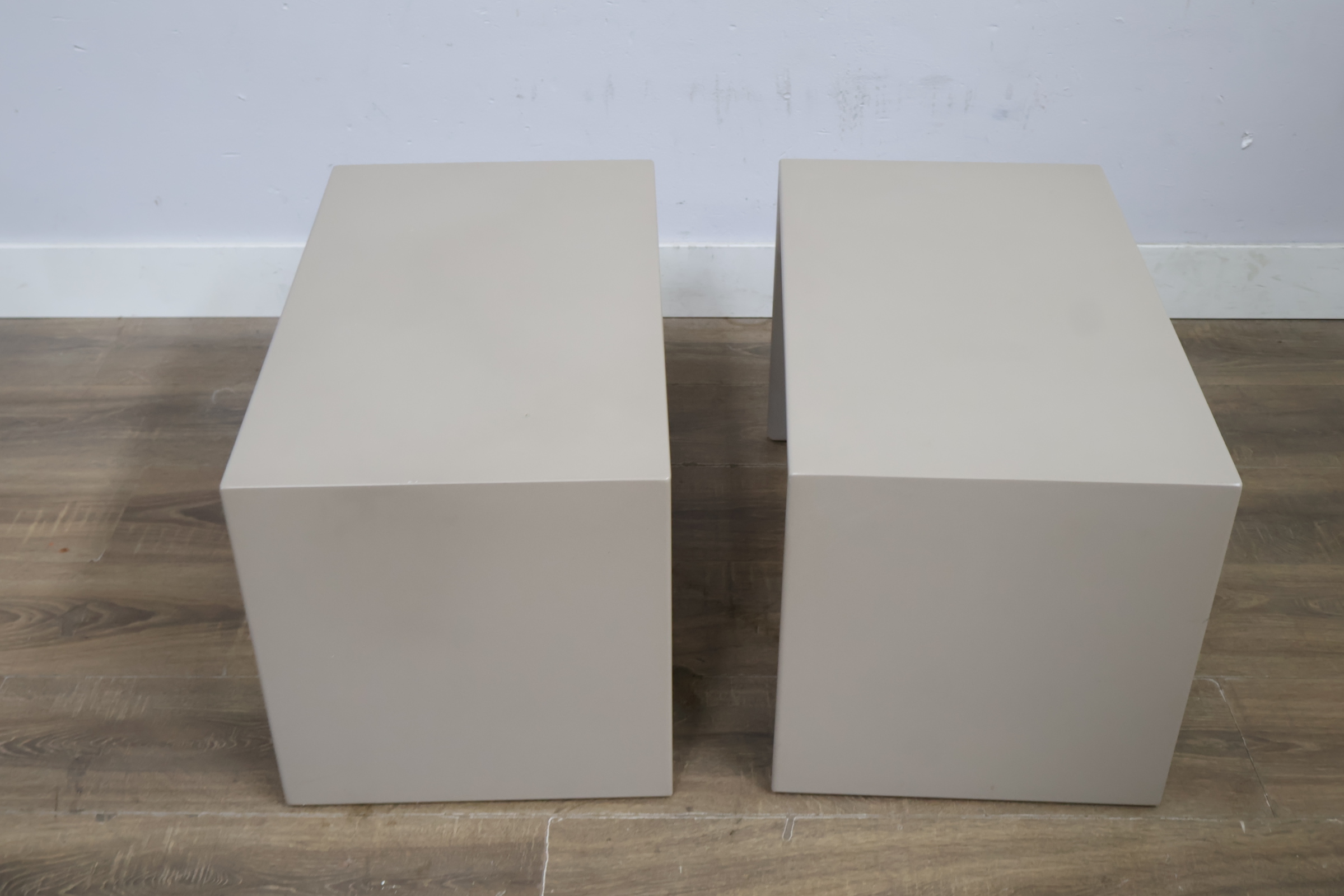 Set van twee beige metalen bijzettafels – foto 4 – kavel bij GSD Auctions, Zoeterwoude