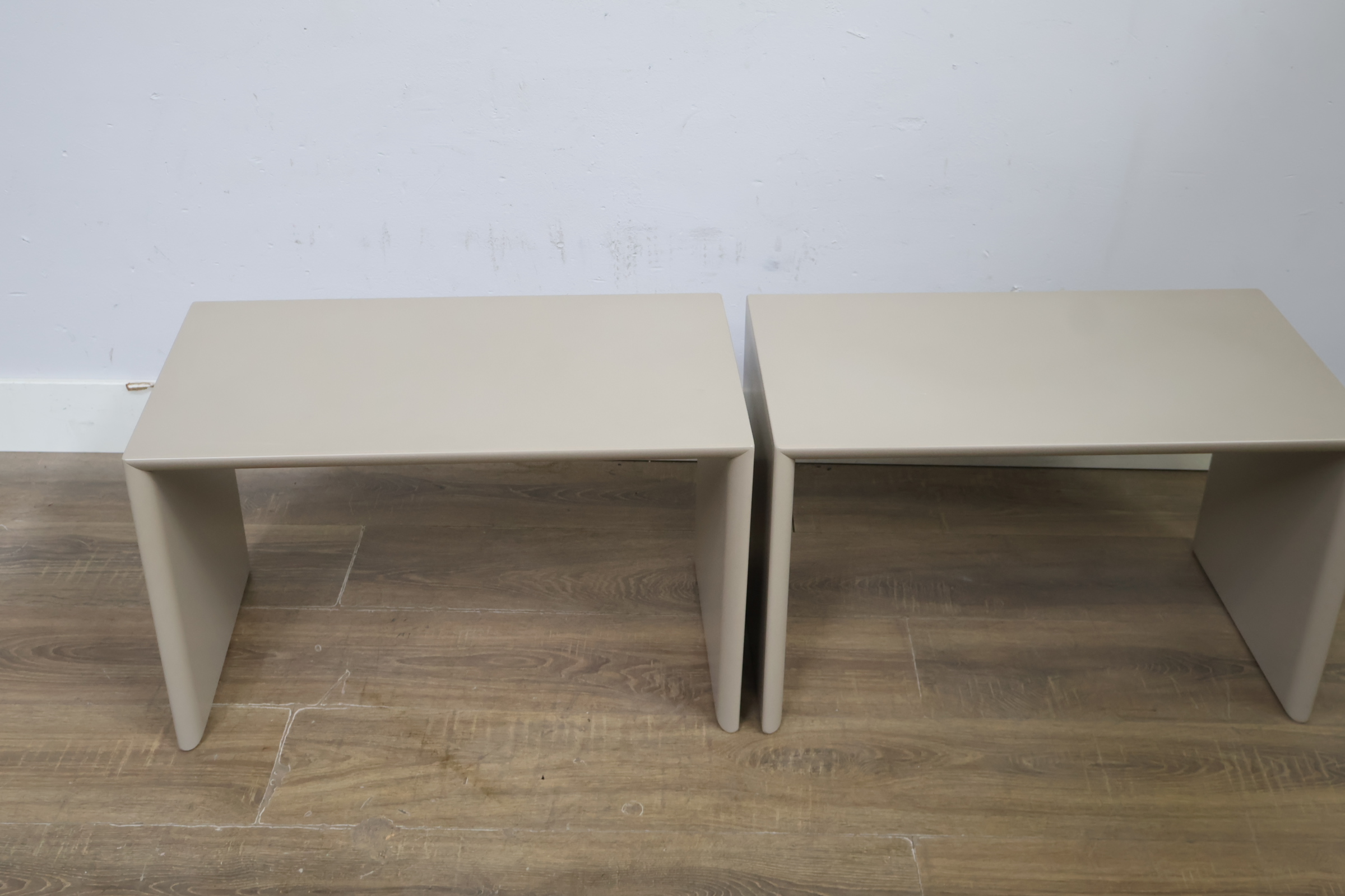 Set van twee beige metalen bijzettafels – foto 6 – kavel bij GSD Auctions, Zoeterwoude