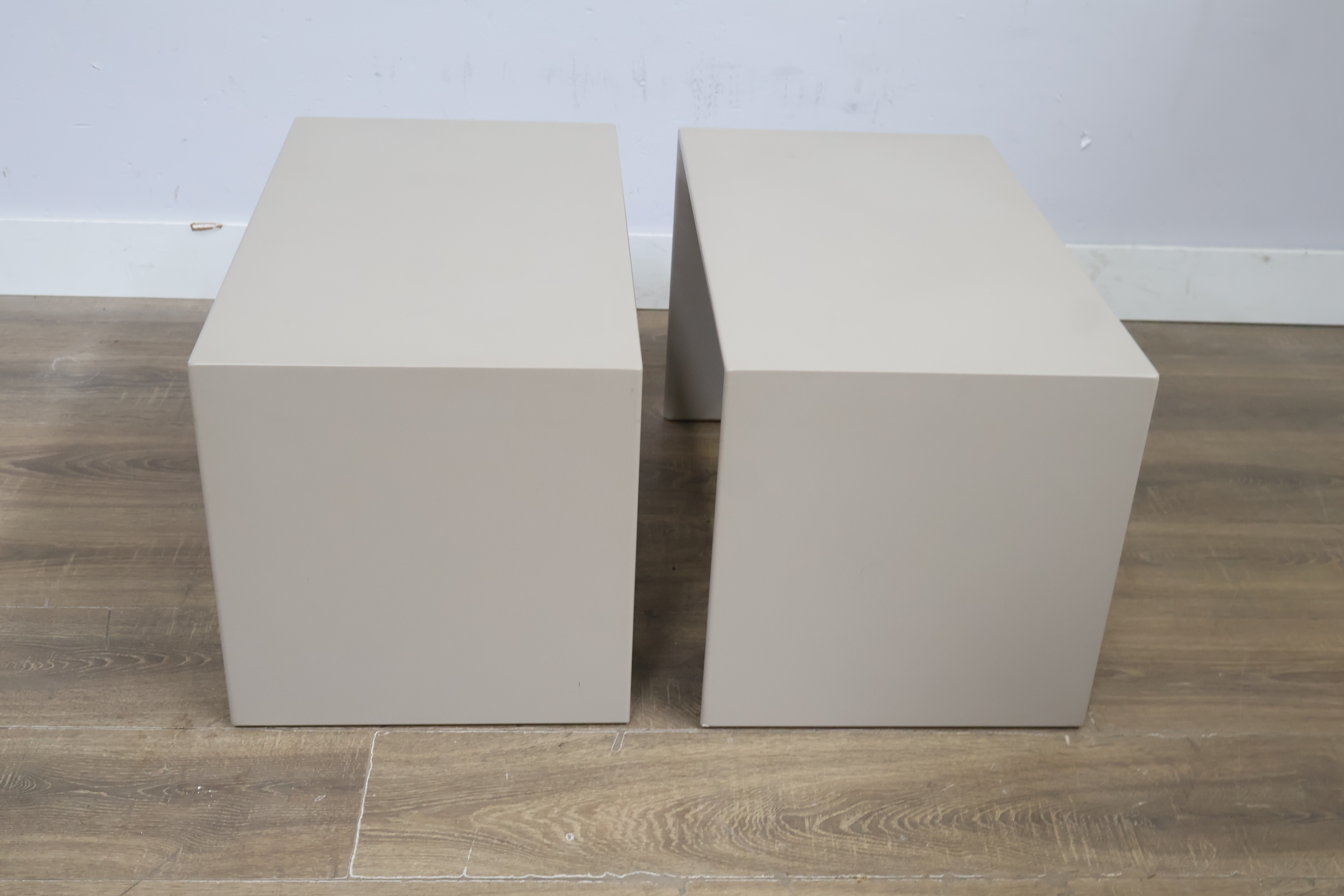 Set van twee beige metalen bijzettafels – foto 7 – kavel bij GSD Auctions, Zoeterwoude
