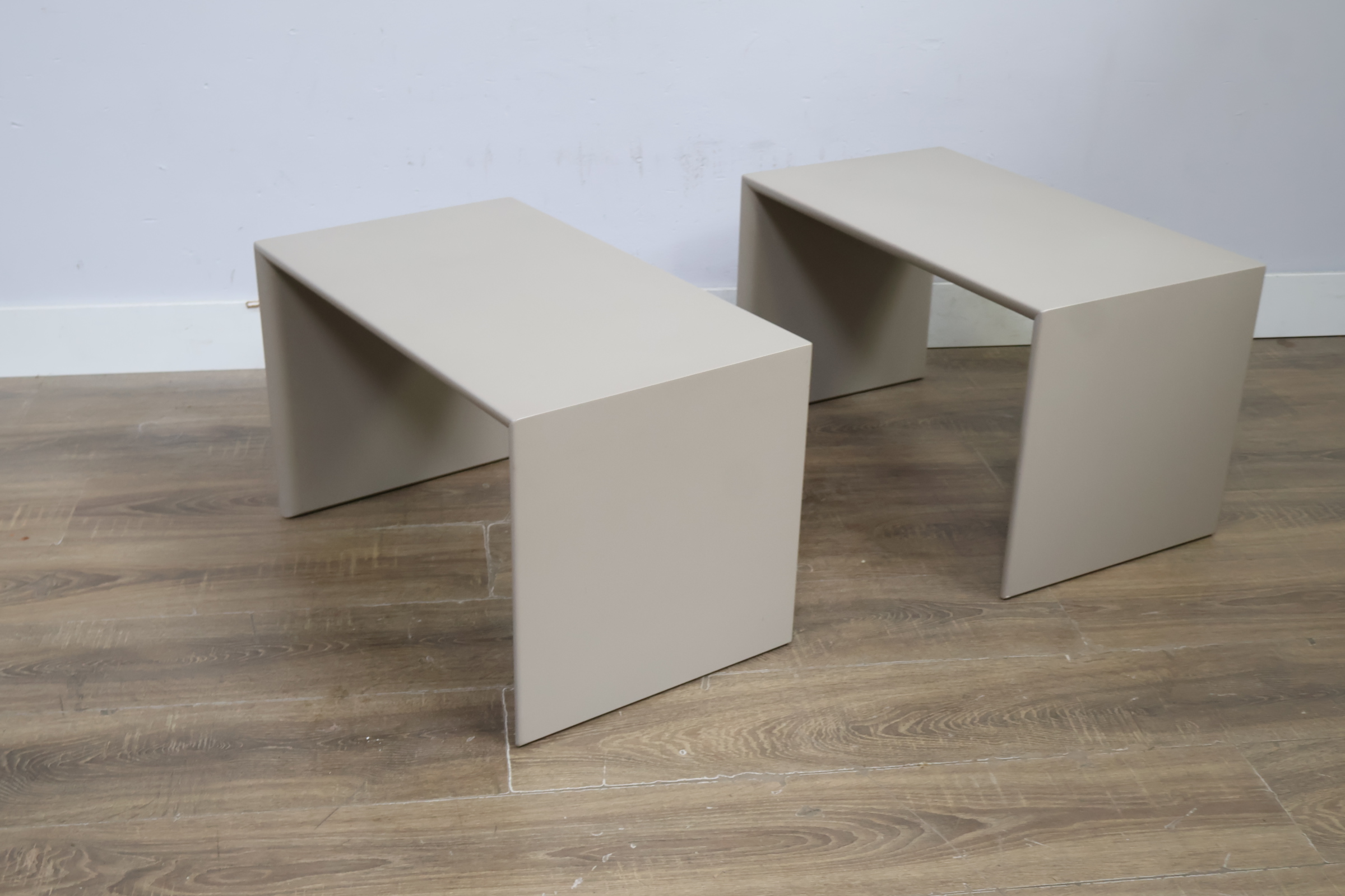 Set van twee beige metalen bijzettafels – foto 9 – kavel bij GSD Auctions, Zoeterwoude