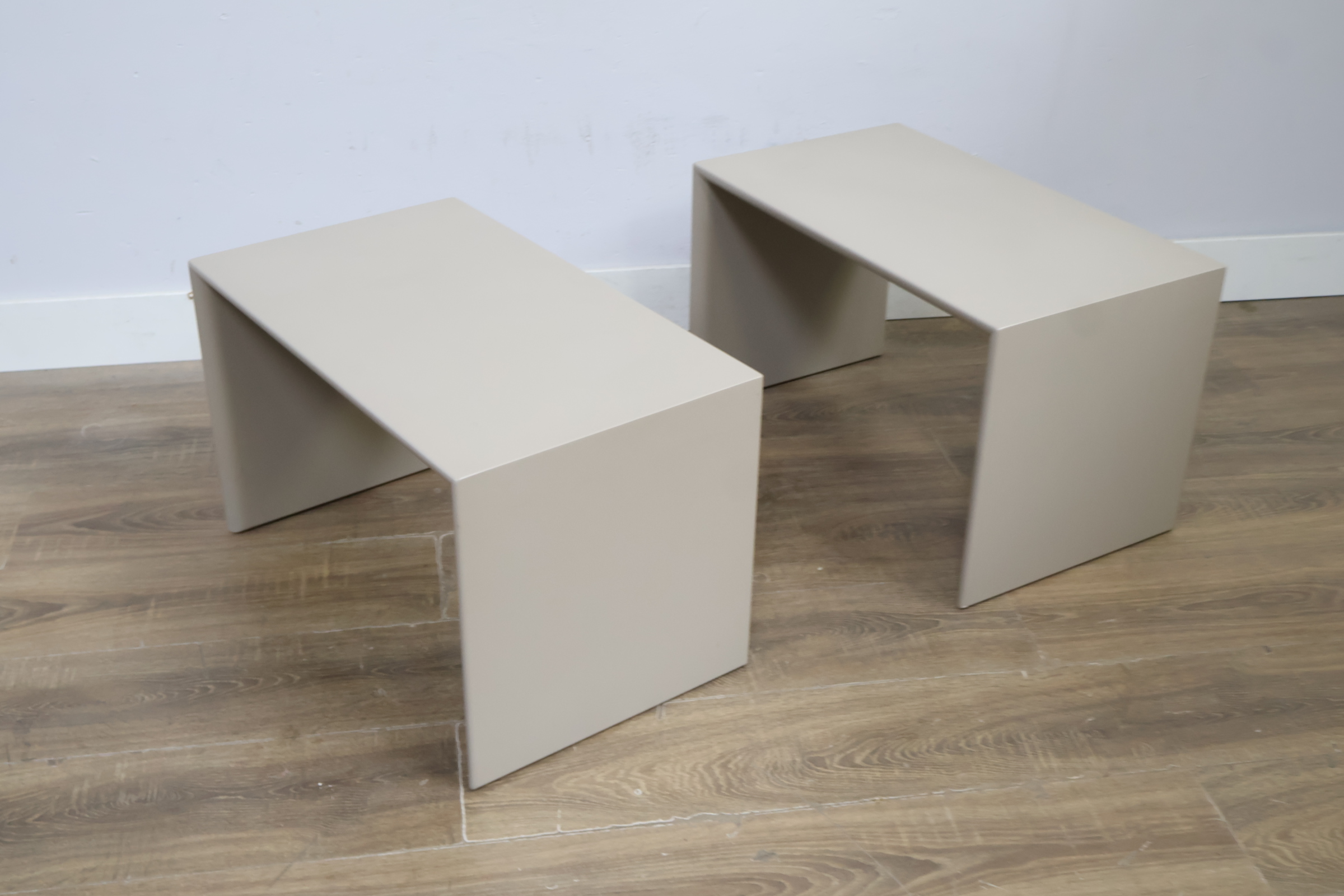 Set van twee beige metalen bijzettafels – foto 10 – kavel bij GSD Auctions, Zoeterwoude