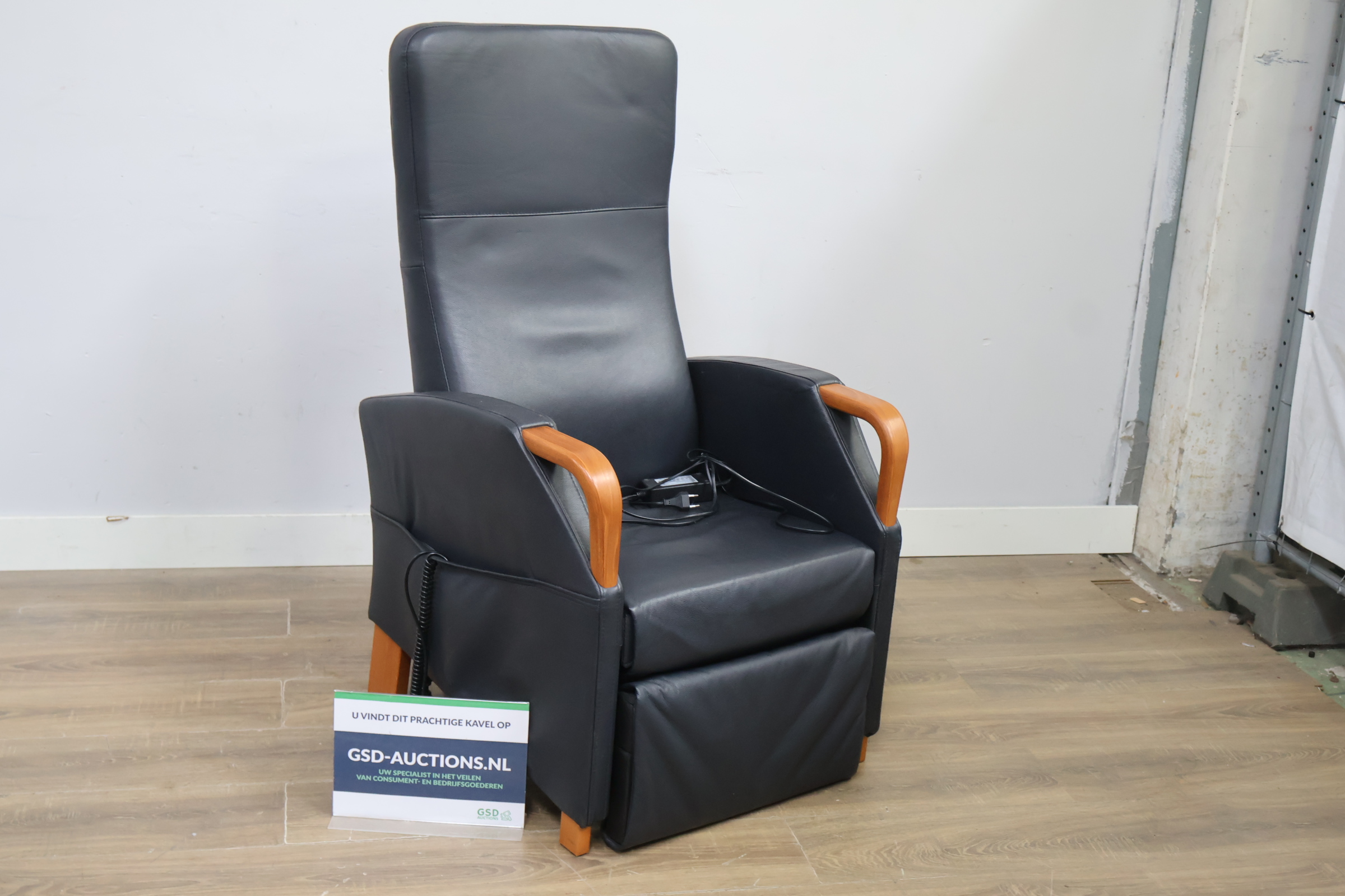 Zwarte verstelbare relaxfauteuil met houten armleuningen – kavel bij GSD Auctions, Zoeterwoude