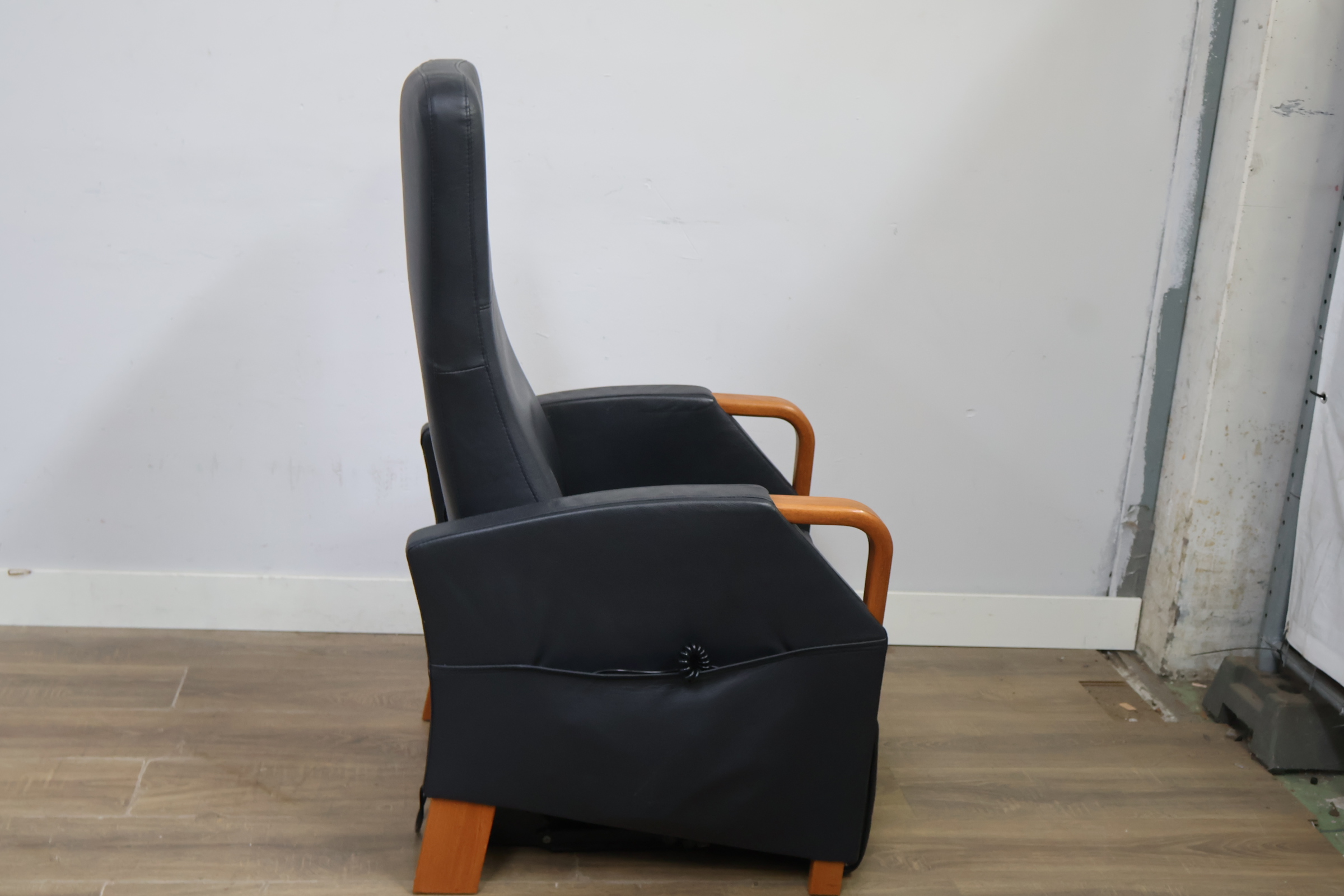 Zwarte verstelbare relaxfauteuil met houten armleuningen – foto 3 – kavel bij GSD Auctions, Zoeterwoude