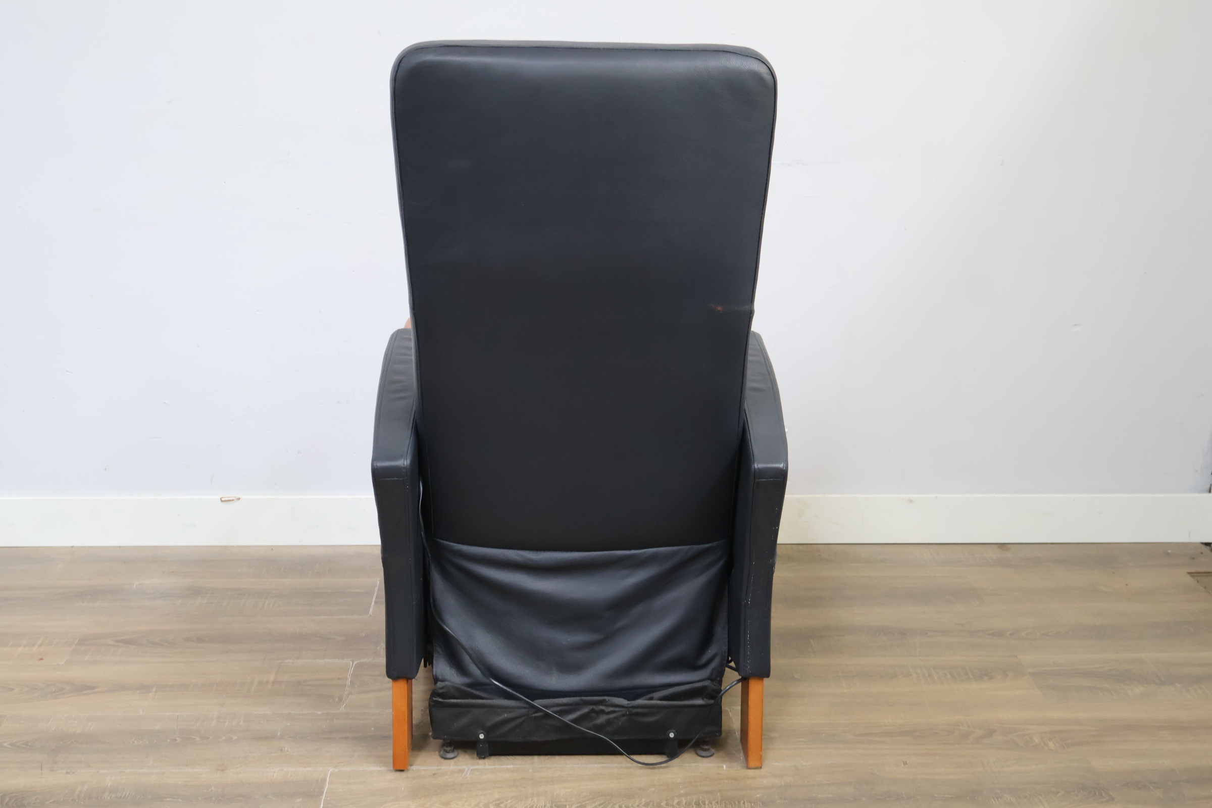 Zwarte verstelbare relaxfauteuil met houten armleuningen – foto 5 – kavel bij GSD Auctions, Zoeterwoude