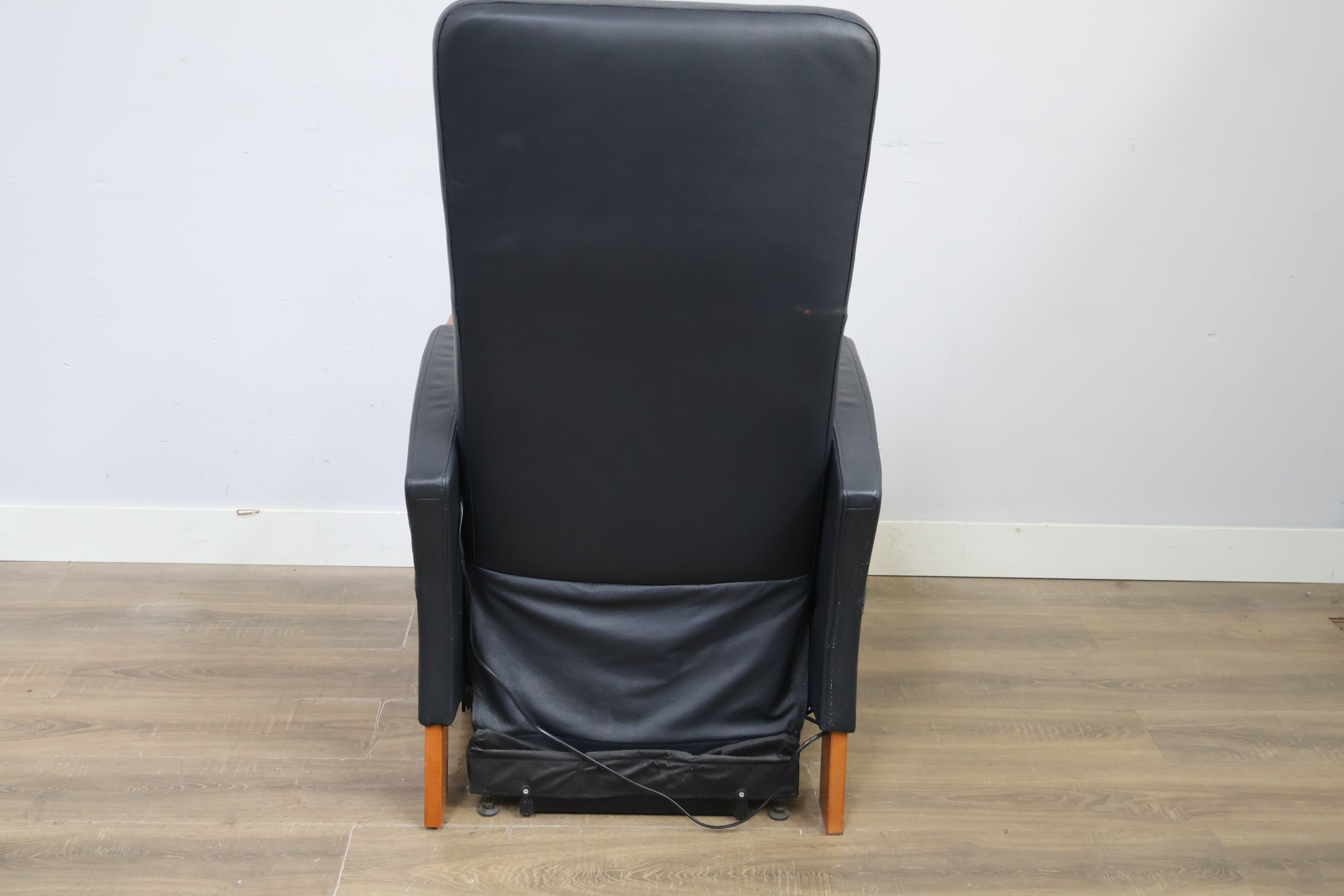 Zwarte verstelbare relaxfauteuil met houten armleuningen – foto 6 – kavel bij GSD Auctions, Zoeterwoude