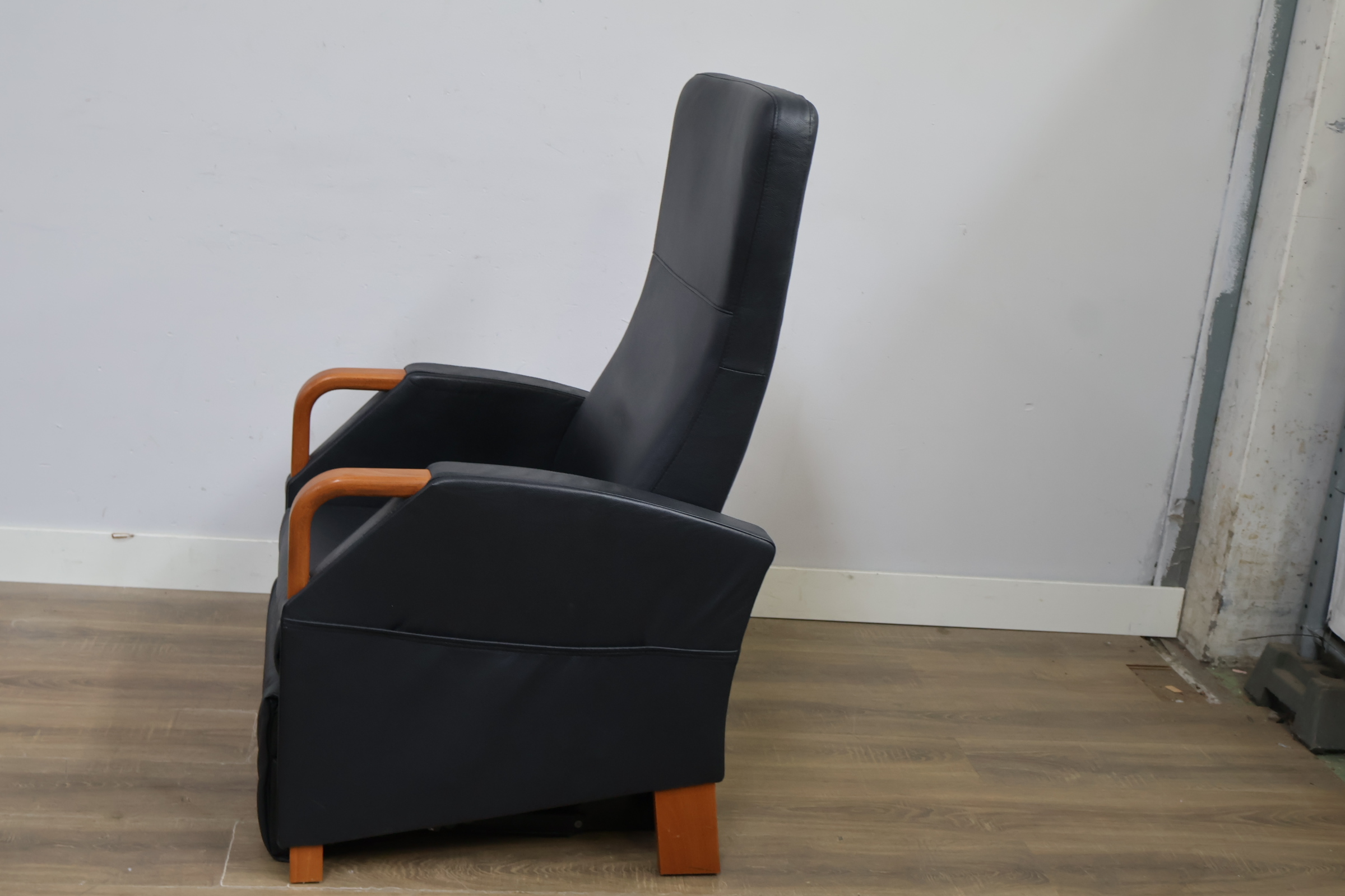 Zwarte verstelbare relaxfauteuil met houten armleuningen – foto 7 – kavel bij GSD Auctions, Zoeterwoude