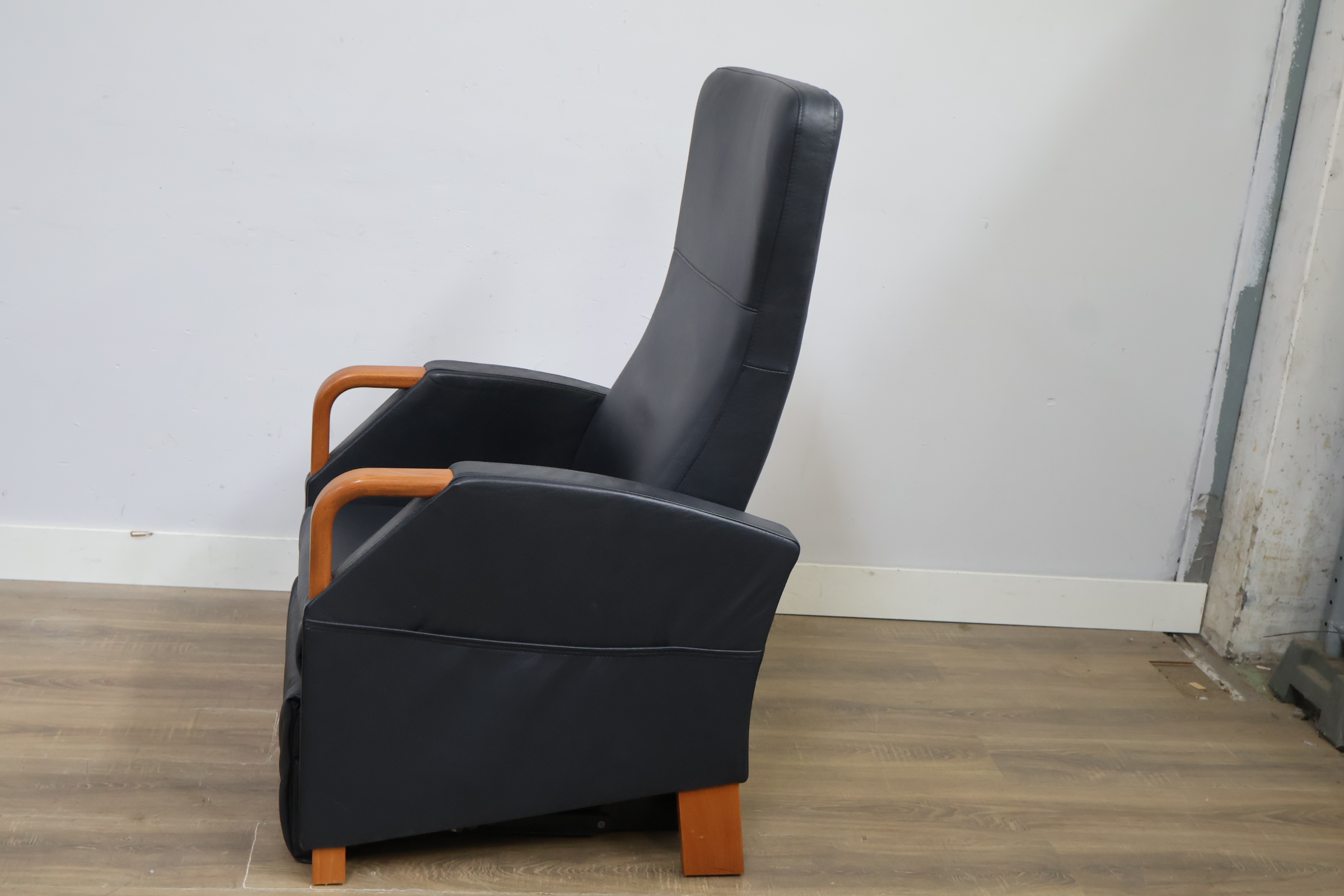 Zwarte verstelbare relaxfauteuil met houten armleuningen – foto 8 – kavel bij GSD Auctions, Zoeterwoude