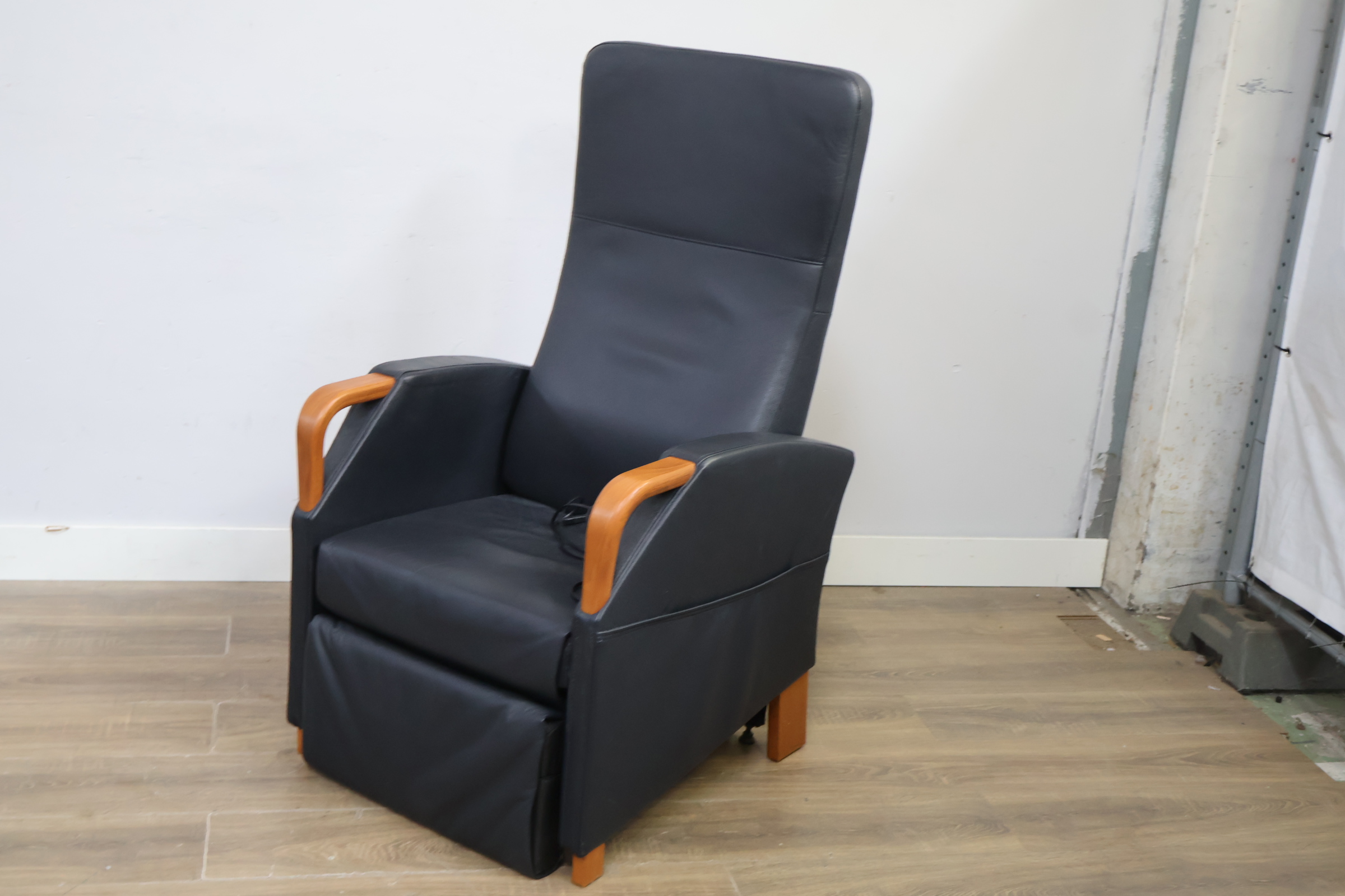 Zwarte verstelbare relaxfauteuil met houten armleuningen – foto 9 – kavel bij GSD Auctions, Zoeterwoude