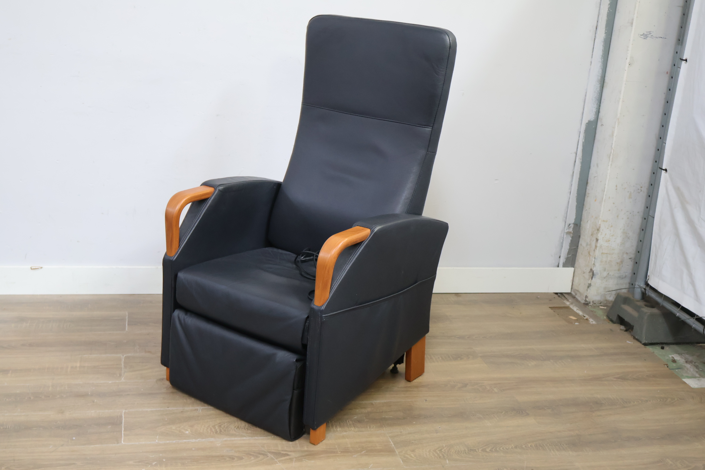 Zwarte verstelbare relaxfauteuil met houten armleuningen – foto 10 – kavel bij GSD Auctions, Zoeterwoude