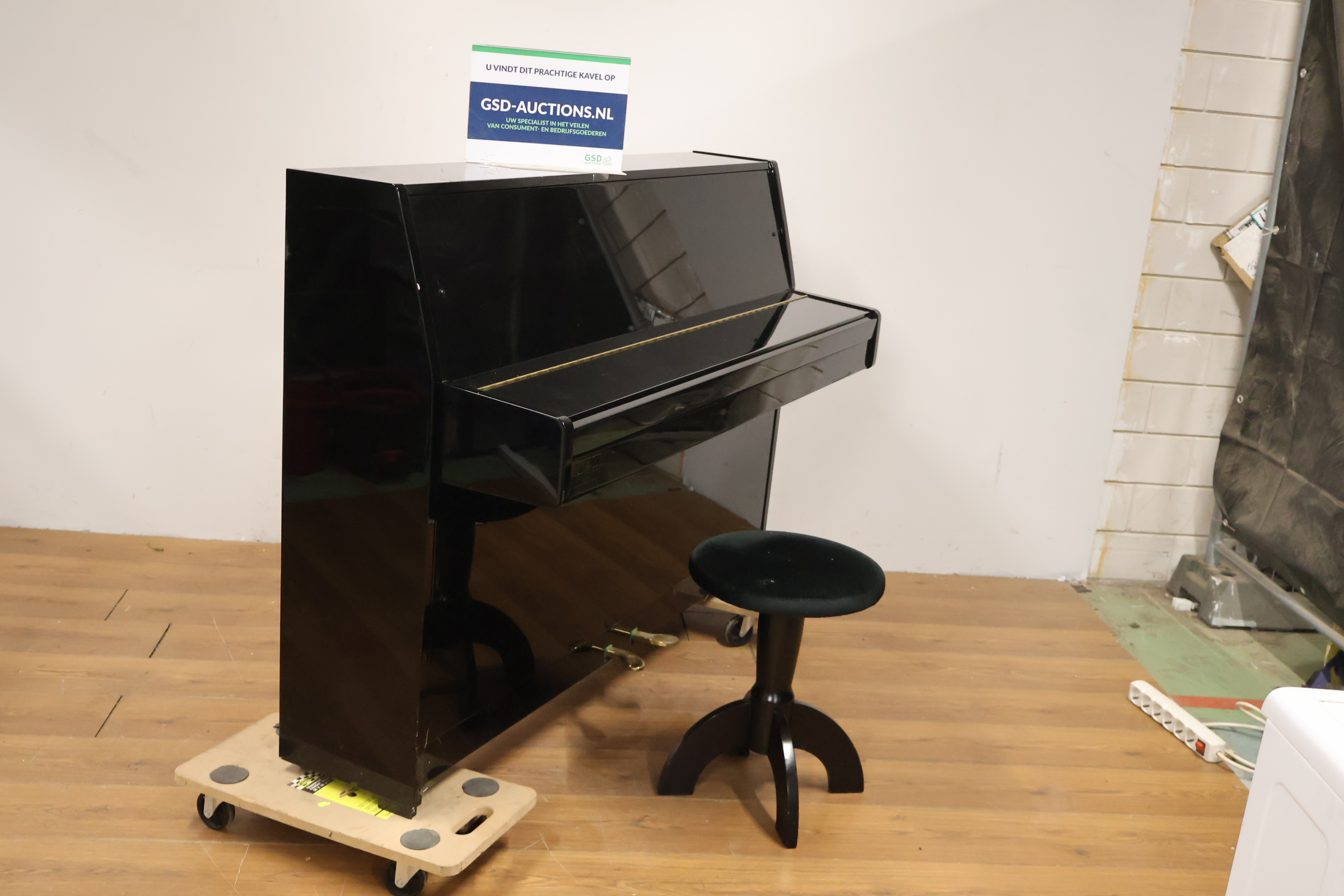 Zwarte piano met kruk – foto 2 – kavel bij GSD Auctions, Zoeterwoude