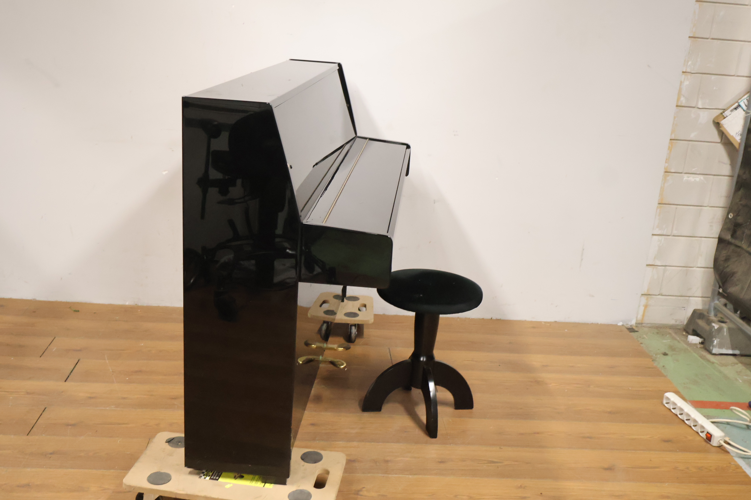 Zwarte piano met kruk – foto 3 – kavel bij GSD Auctions, Zoeterwoude