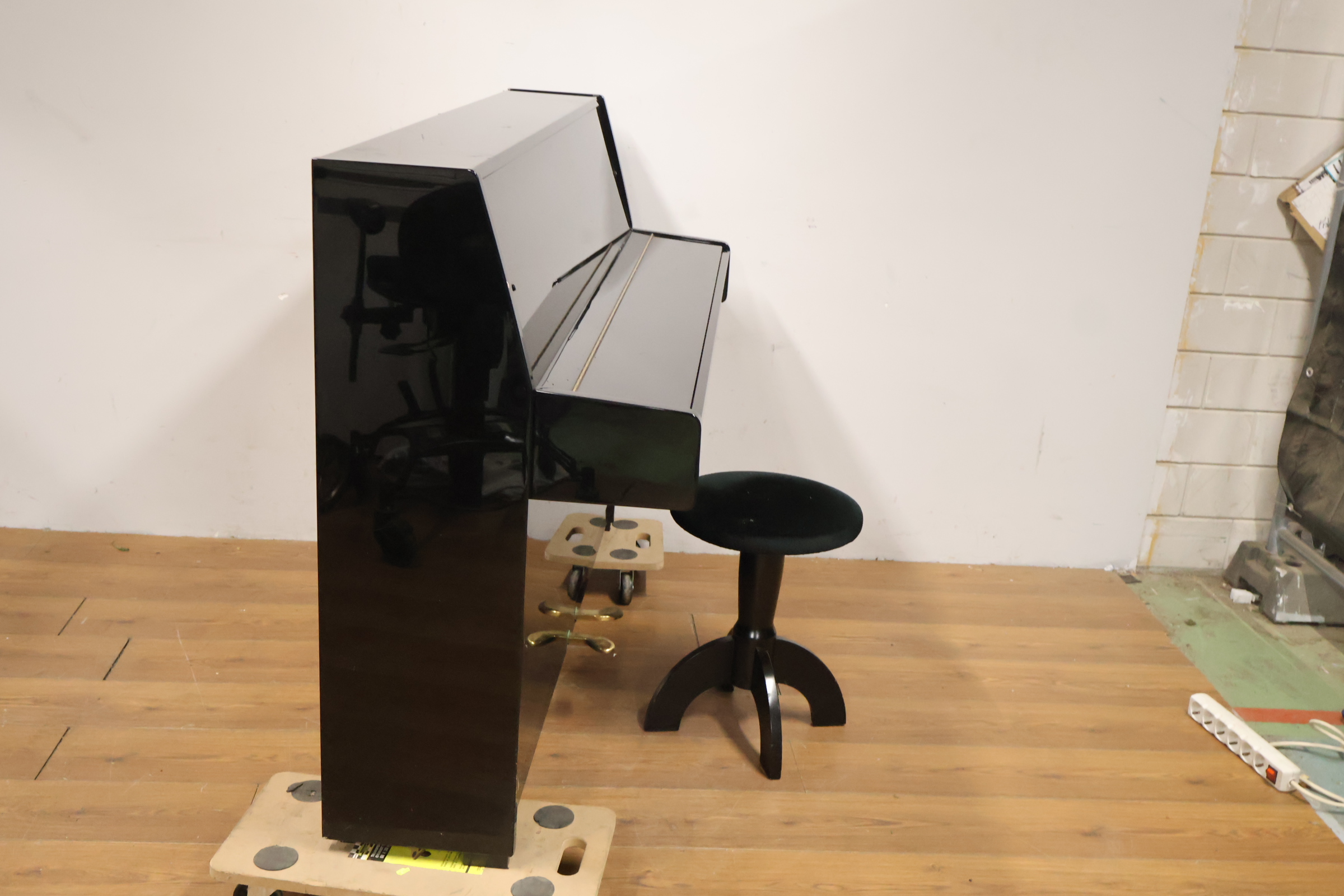 Zwarte piano met kruk – foto 4 – kavel bij GSD Auctions, Zoeterwoude