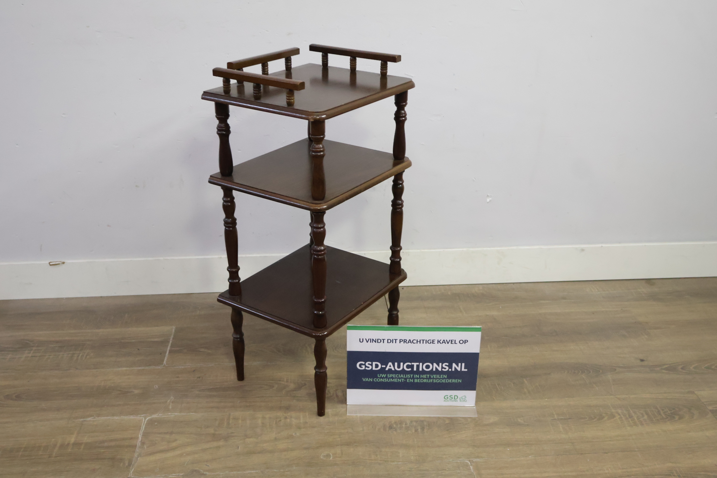 Houten etagère met 3 niveaus – foto 2 – kavel bij GSD Auctions, Zoeterwoude