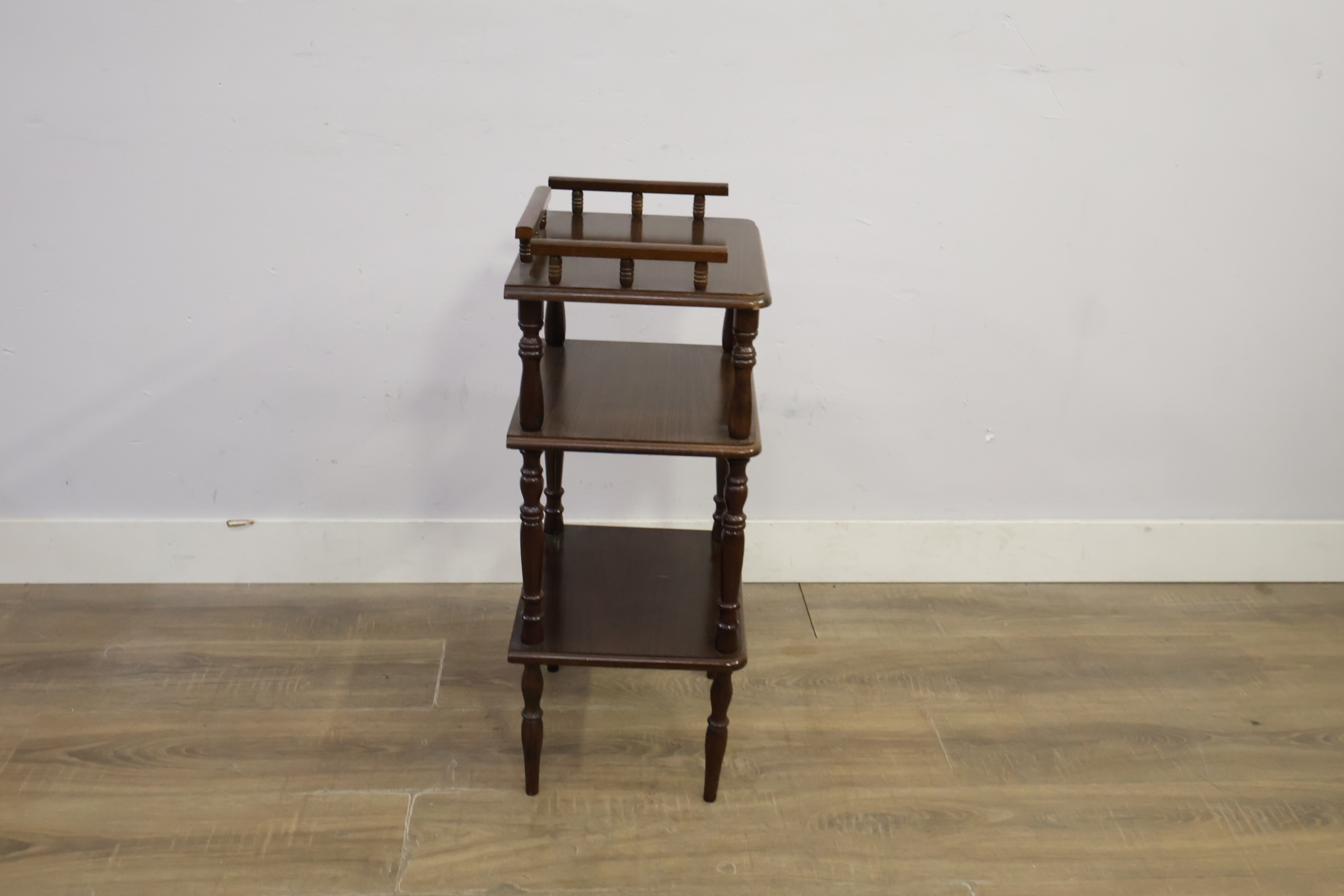 Houten etagère met 3 niveaus – foto 3 – kavel bij GSD Auctions, Zoeterwoude